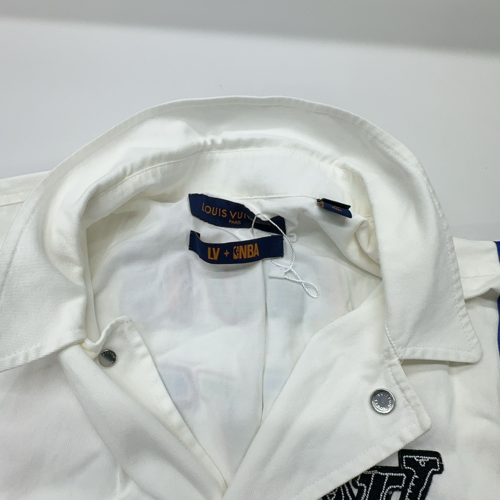 Louis Vuitton Louis Vuitton x NBA Logo Shirt Size M Size US M / EU 48-50 / 2 - 5 Thumbnail