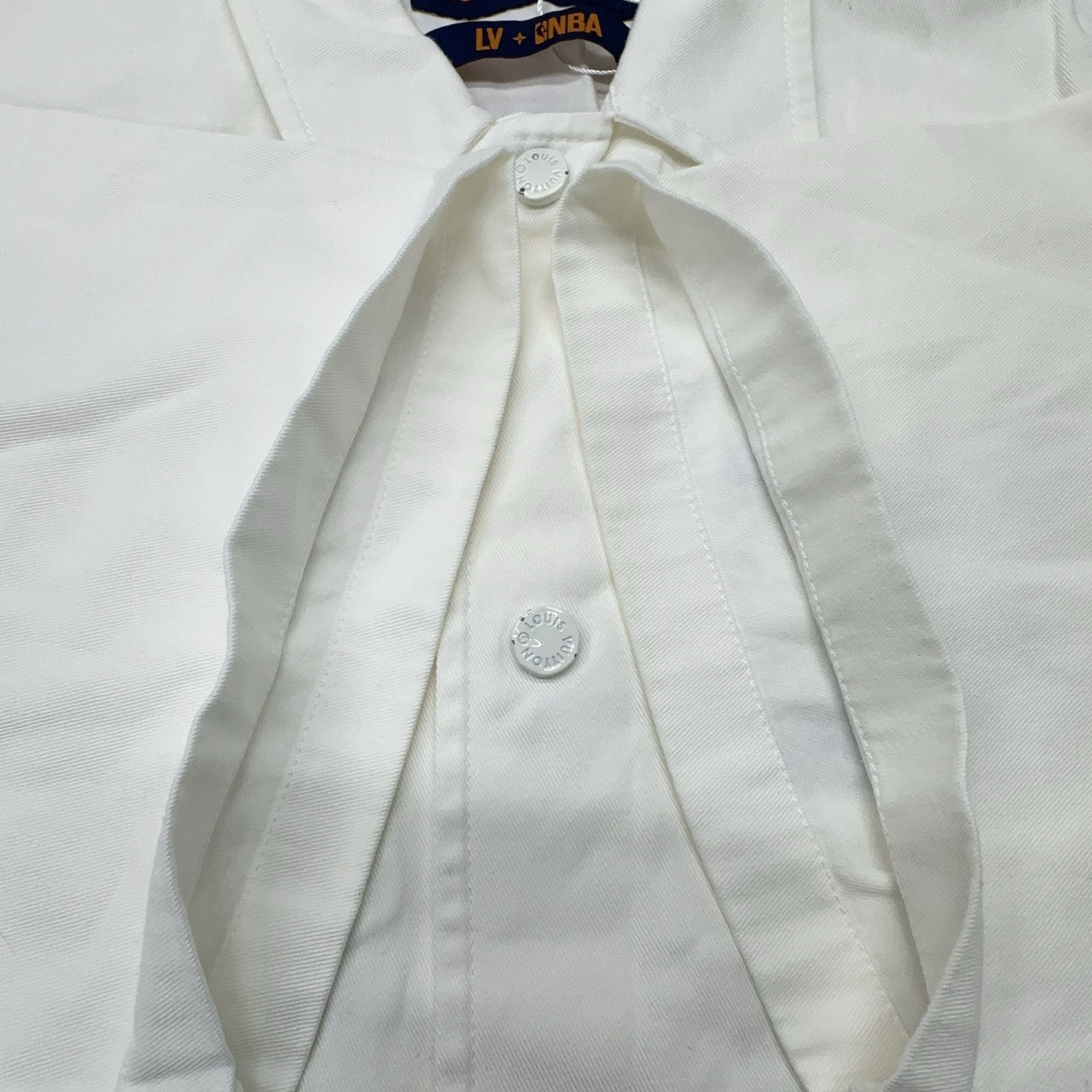 Louis Vuitton Louis Vuitton x NBA Logo Shirt Size M Size US M / EU 48-50 / 2 - 9 Thumbnail