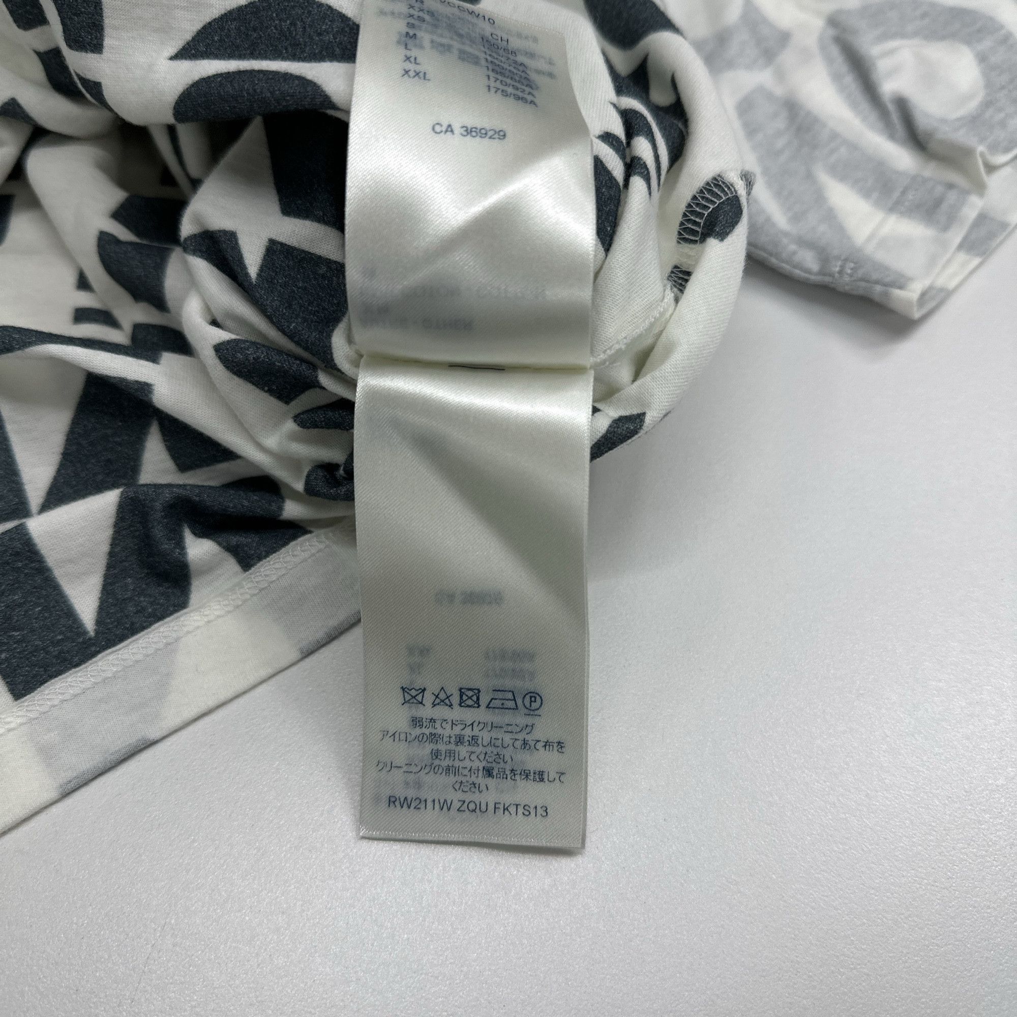 Louis Vuitton Louis Vuitton Icones Graphic T-Shirt Size L Size L / US 10 / IT 46 - 4 Thumbnail