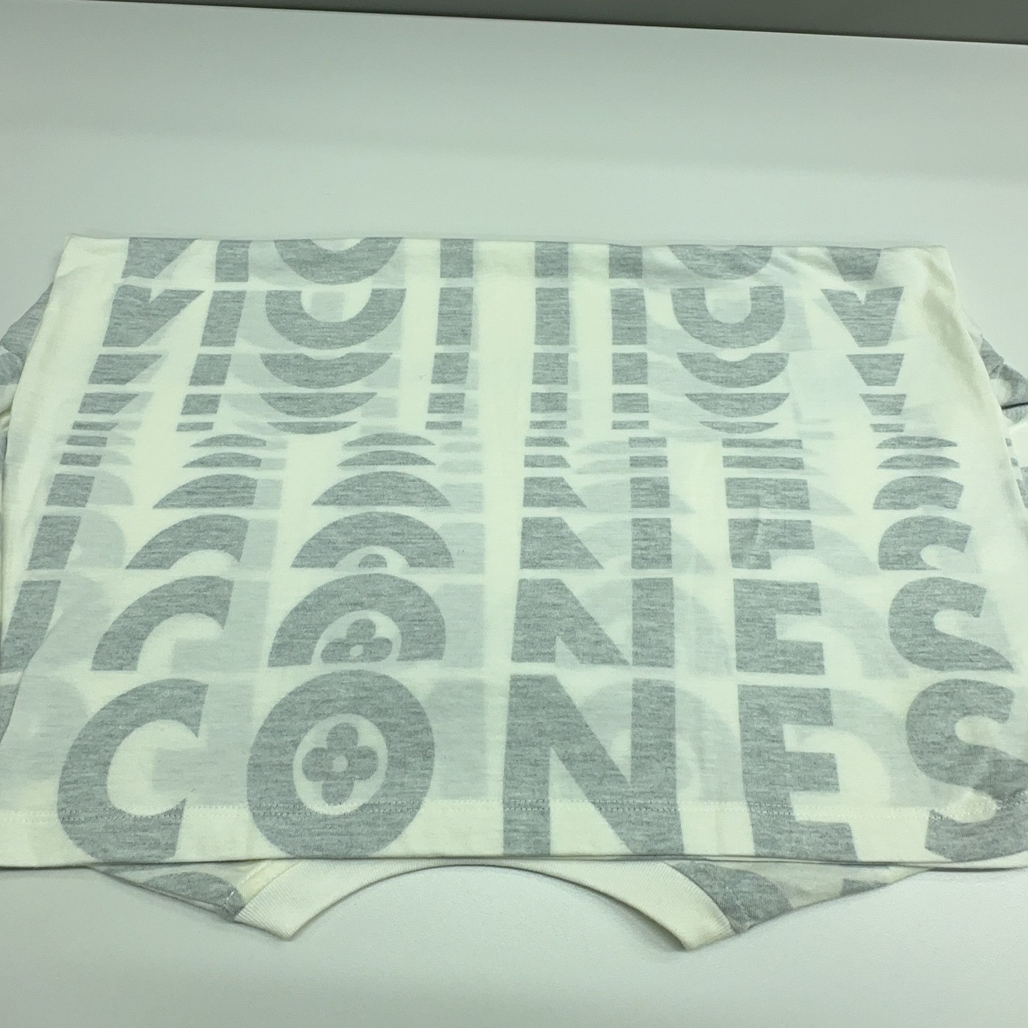 Louis Vuitton Louis Vuitton Icones Graphic T-Shirt Size L Size L / US 10 / IT 46 - 7 Thumbnail