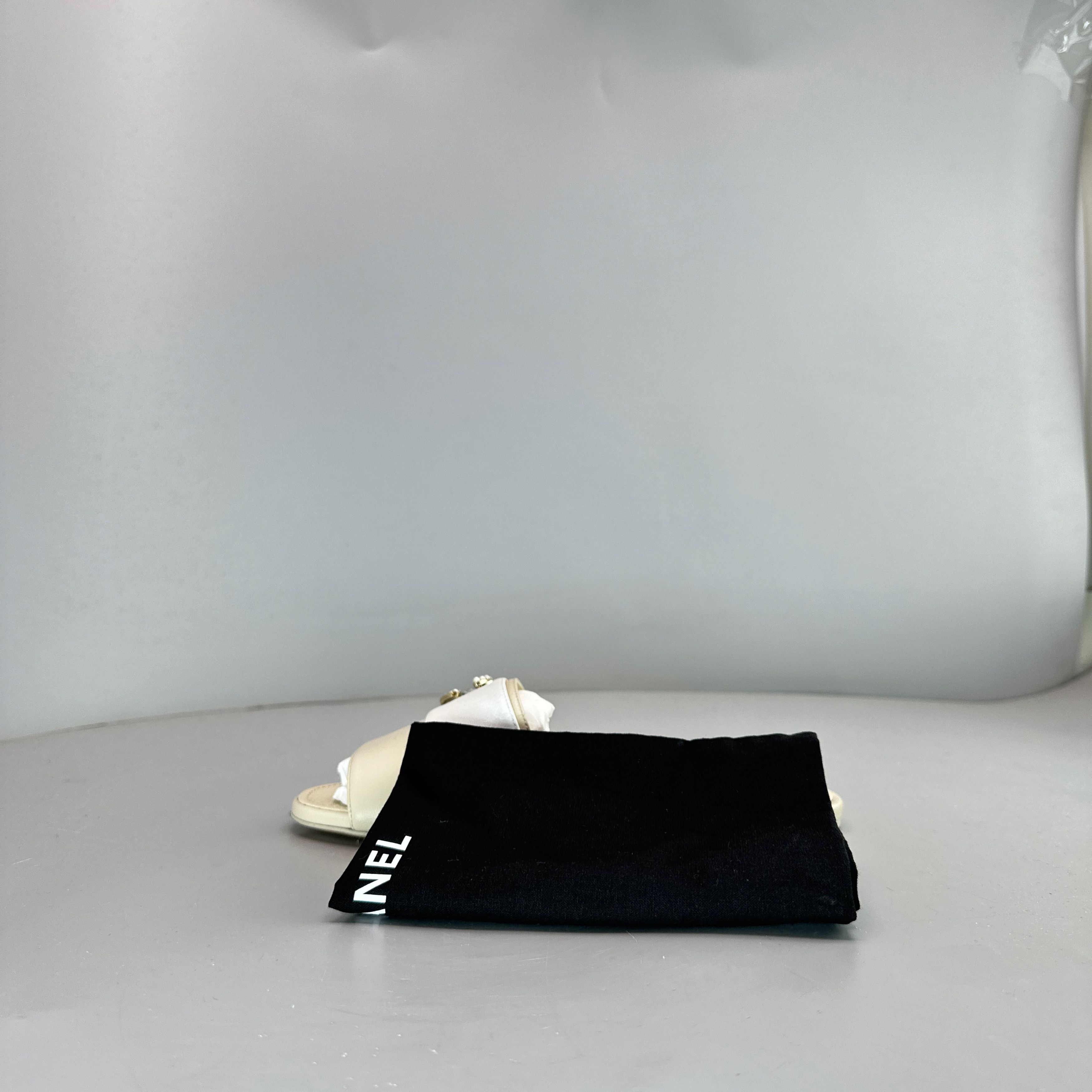 Chanel Chanel Pearl Logo Leather Slides Size 36.5 Size US 6.5 / IT 36.5 - 10 Thumbnail