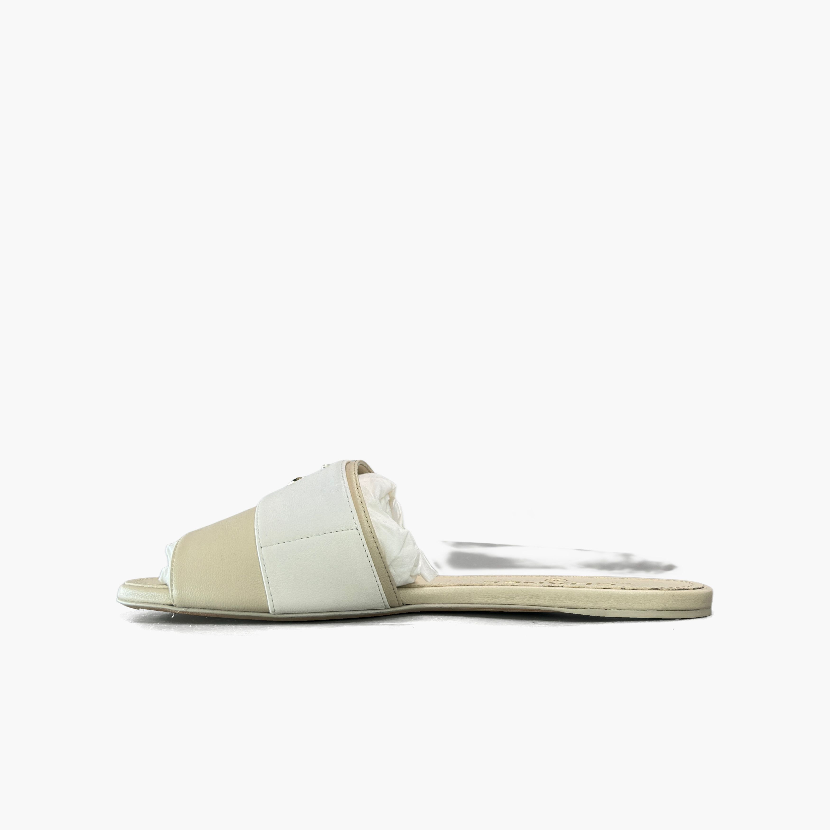 Chanel Chanel Pearl Logo Leather Slides Size 36.5 Size US 6.5 / IT 36.5 - 3 Thumbnail