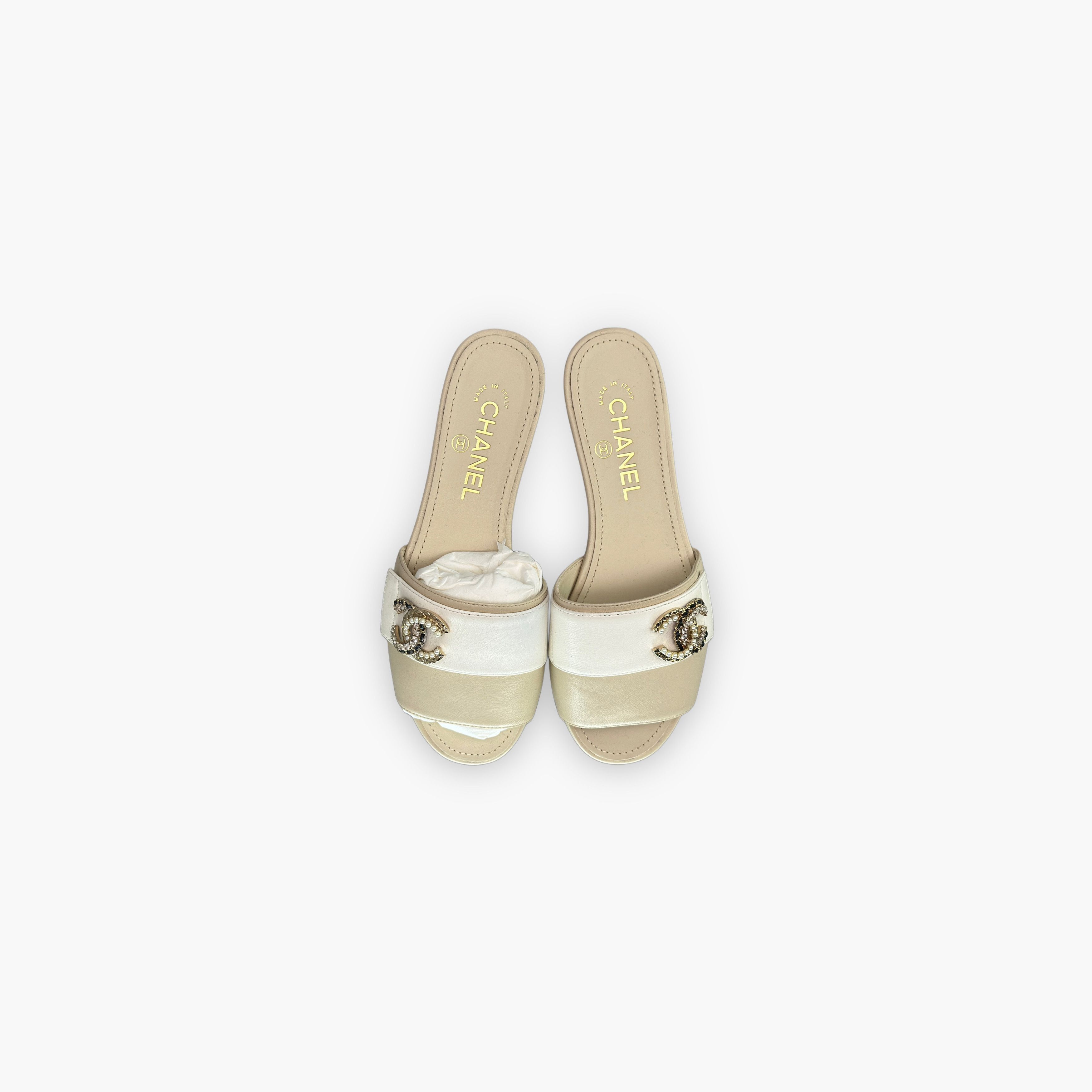 Chanel Chanel Pearl Logo Leather Slides Size 36.5 Size US 6.5 / IT 36.5 - 9 Thumbnail