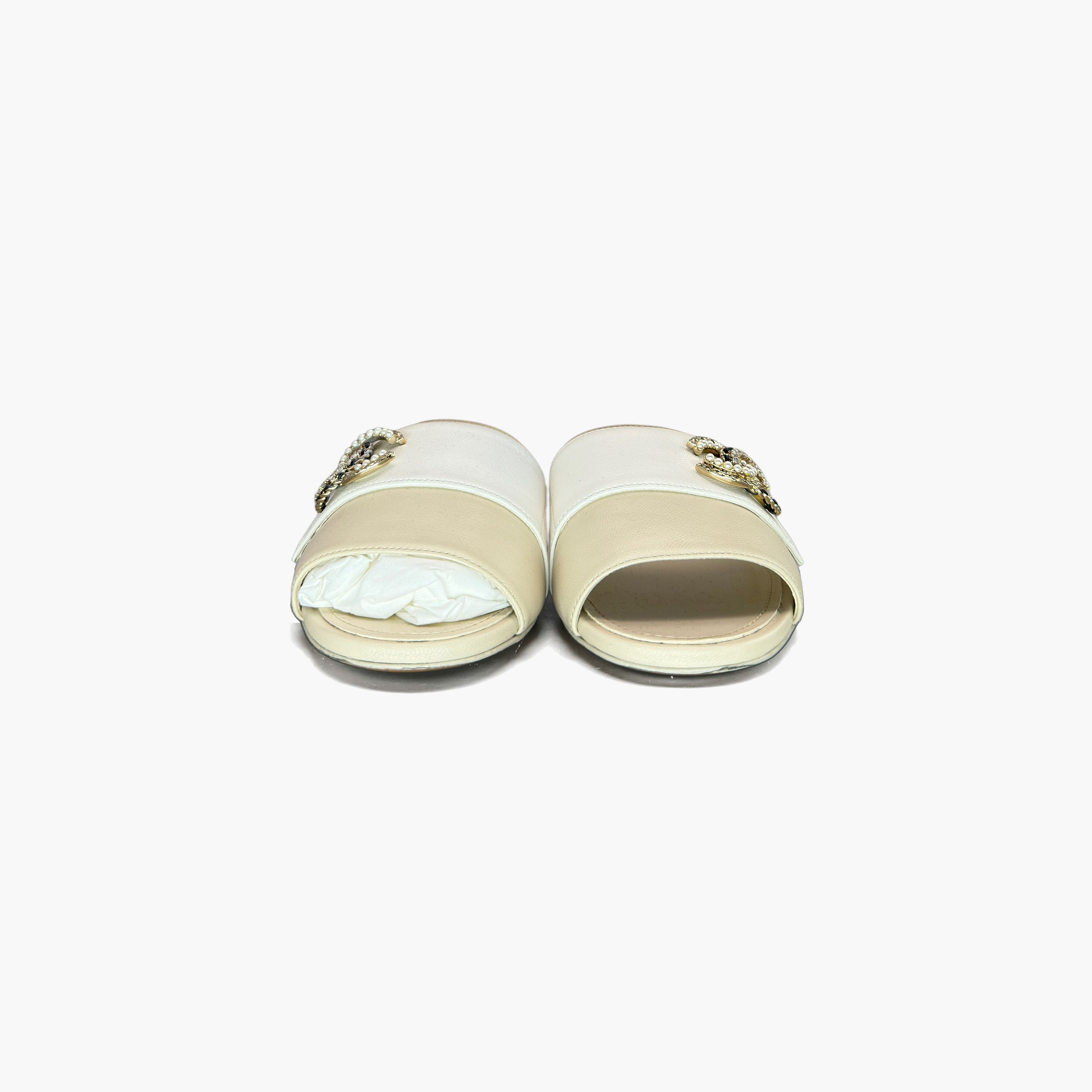 Chanel Chanel Pearl Logo Leather Slides Size 36.5 Size US 6.5 / IT 36.5 - 5 Thumbnail
