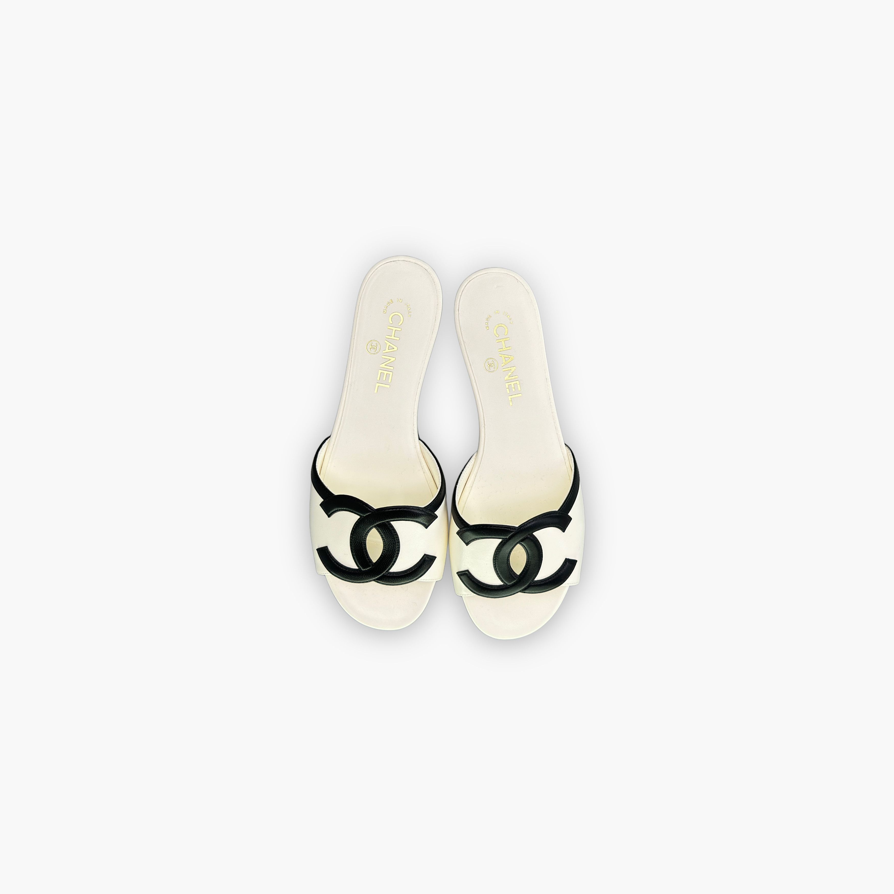 Chanel Chanel CC Logo Leather Slides Size 38.5 Size US 8.5 / IT 38.5 - 9 Thumbnail