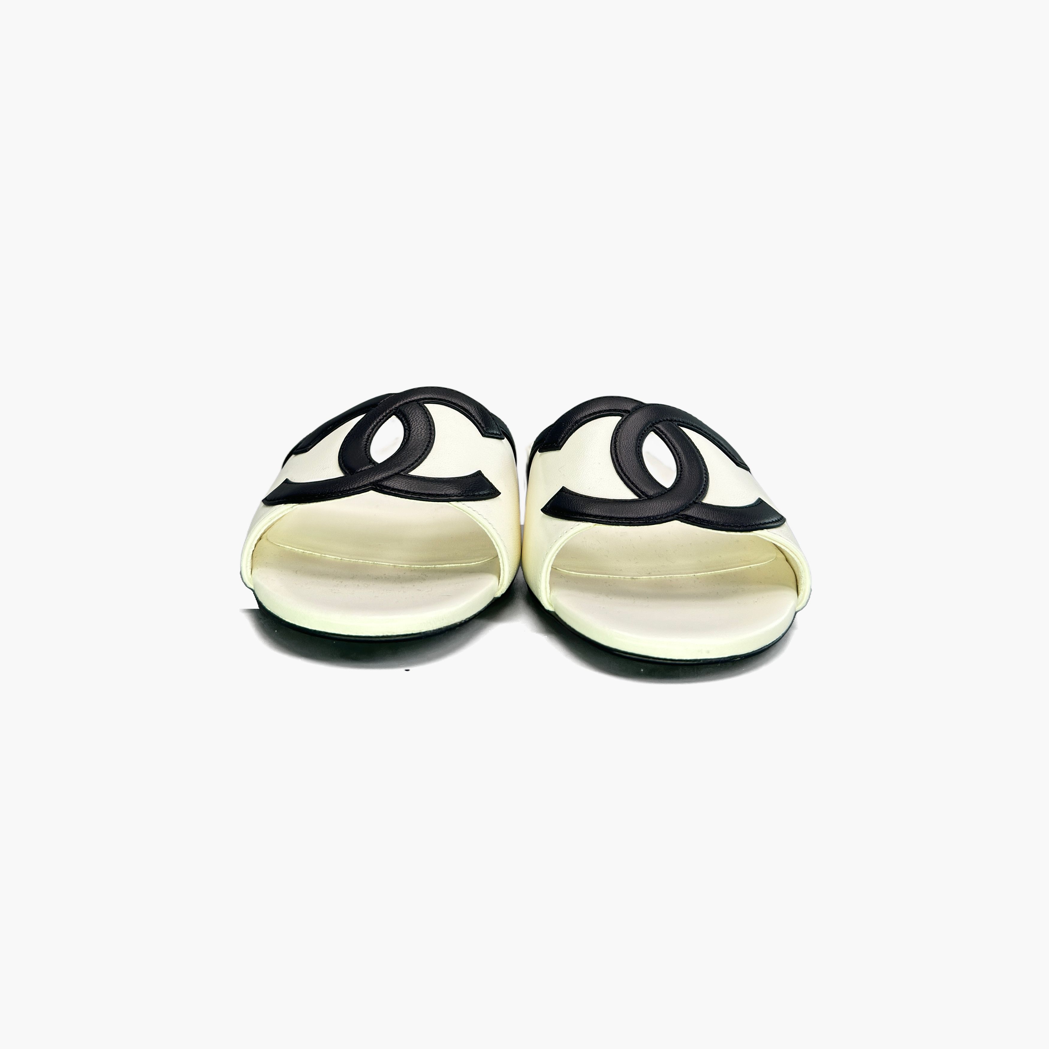 Chanel Chanel CC Logo Leather Slides Size 38.5 Size US 8.5 / IT 38.5 - 5 Thumbnail