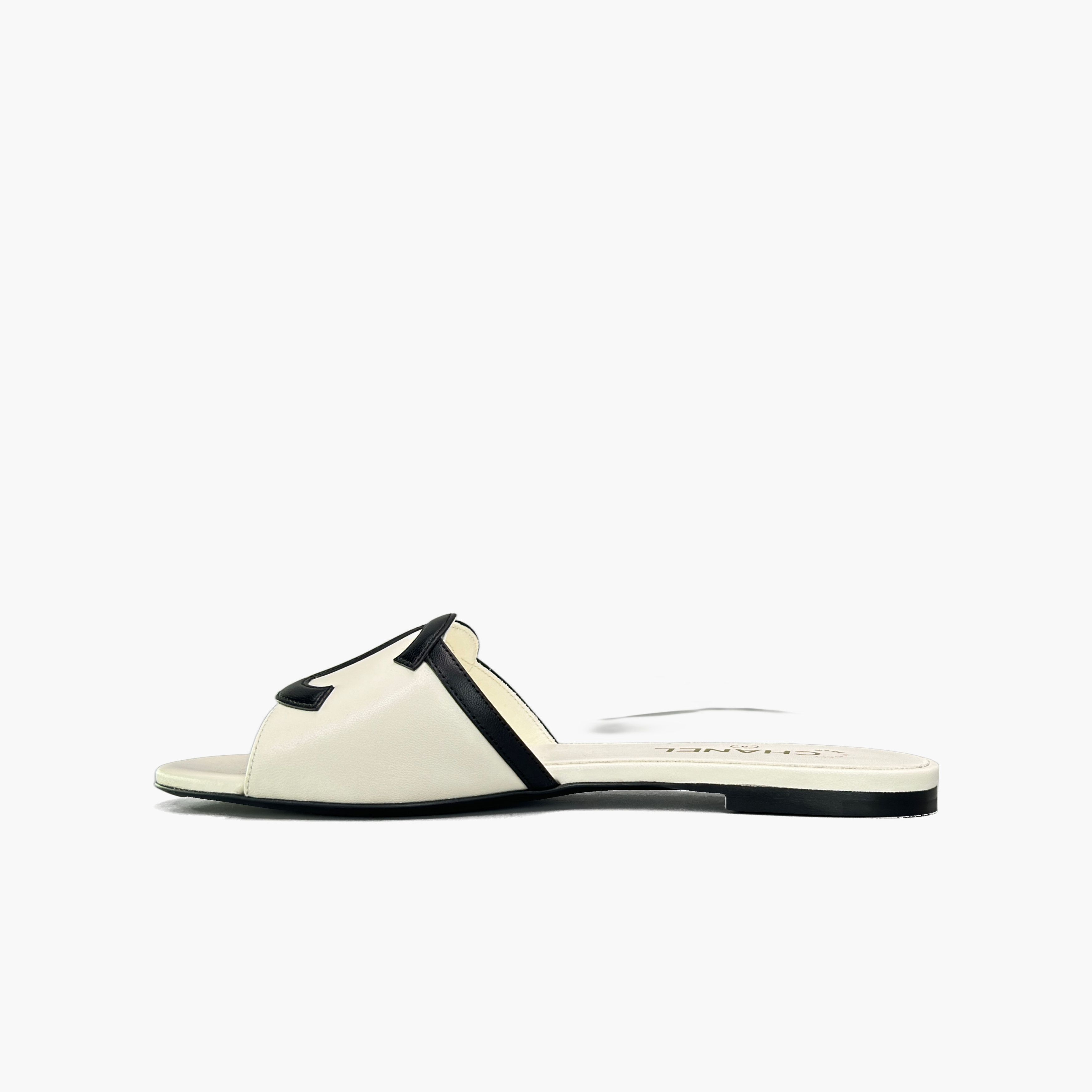 Chanel Chanel CC Logo Leather Slides Size 38.5 Size US 8.5 / IT 38.5 - 3 Thumbnail