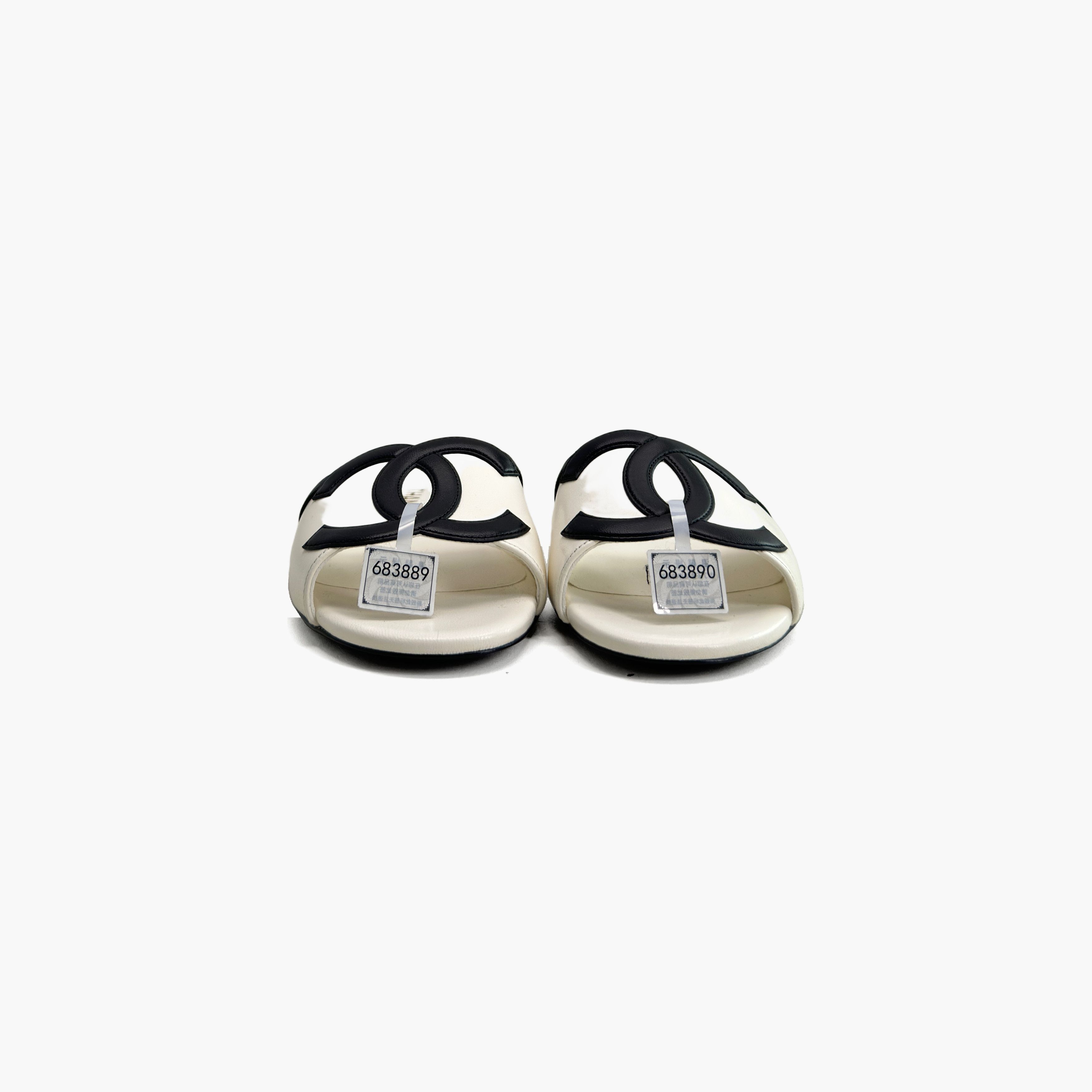 Chanel Chanel CC Logo Leather Flat Sandals Size 37 Size US 7 / IT 37 - 5 Thumbnail