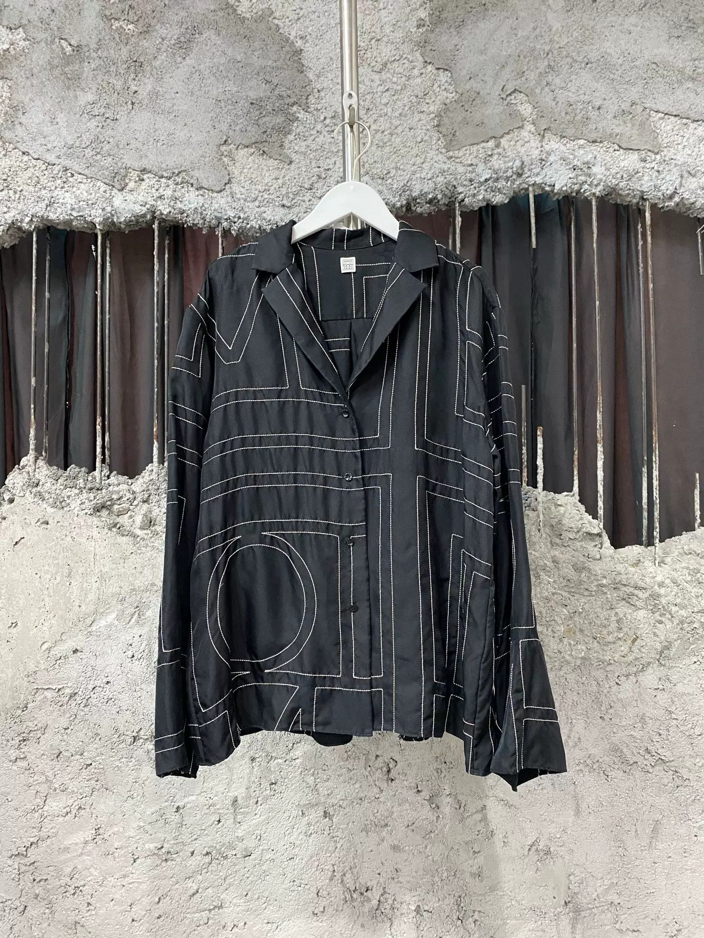 Toteme Toteme Monogram Silk Button Up Shirt Size 34 Size XXS / US 00 / IT 34 - 2 Thumbnail