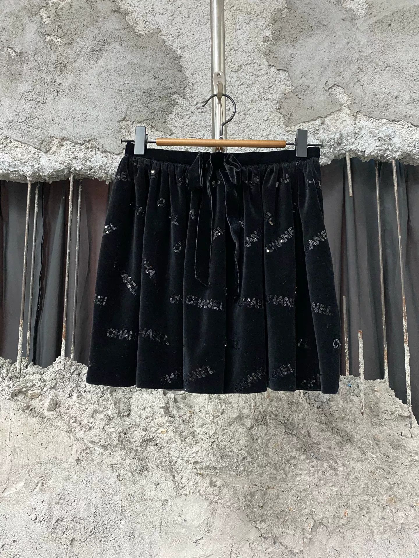 Chanel Chanel Sequin Logo Mini Skirt Size 36 Size 26" / US 2 / IT 38 - 2 Thumbnail