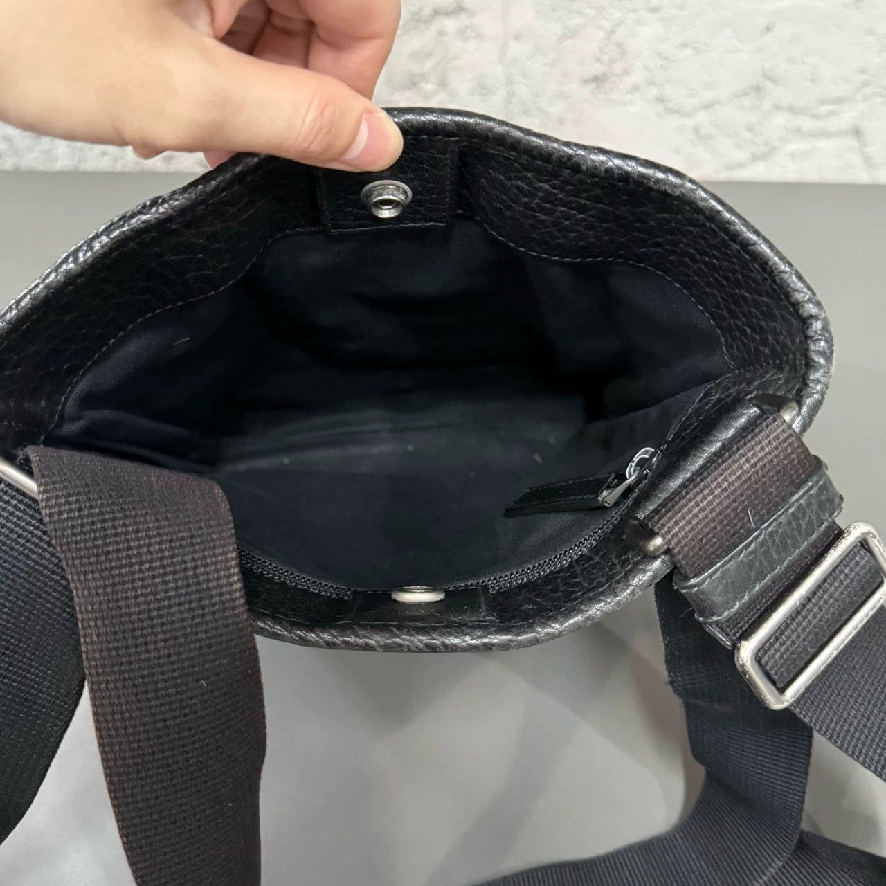 Yves Saint Laurent Yves Saint Laurent Leather Logo Crossbody Bag Size ONE SIZE - 7 Thumbnail