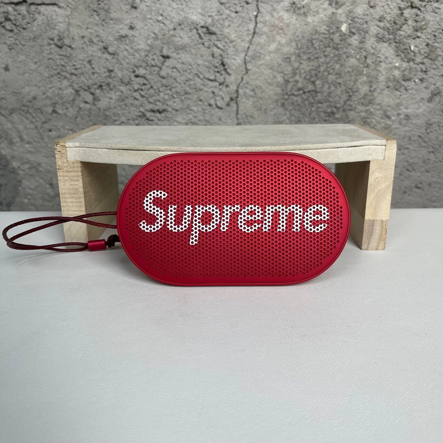 Supreme Supreme x Bang & Olufsen P2 Bluetooth Speaker ONE SIZE Size ONE SIZE - 2 Thumbnail