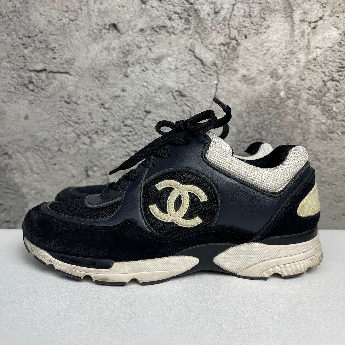 Chanel Chanel CC Logo Low-Top Sneakers Size 37 Size US 6 / IT 36 - 4 Thumbnail