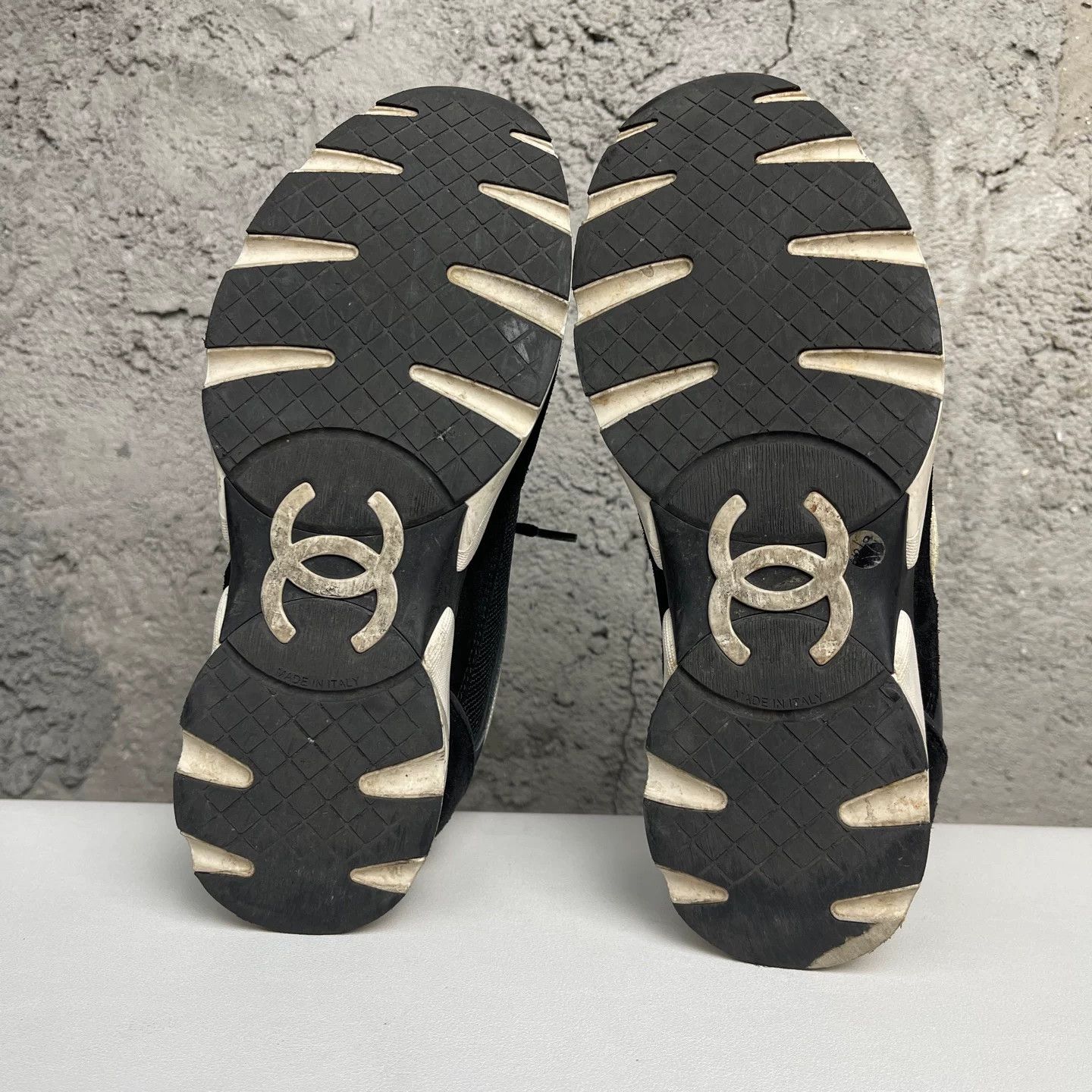 Chanel Chanel CC Logo Low-Top Sneakers Size 37 Size US 6 / IT 36 - 9 Thumbnail