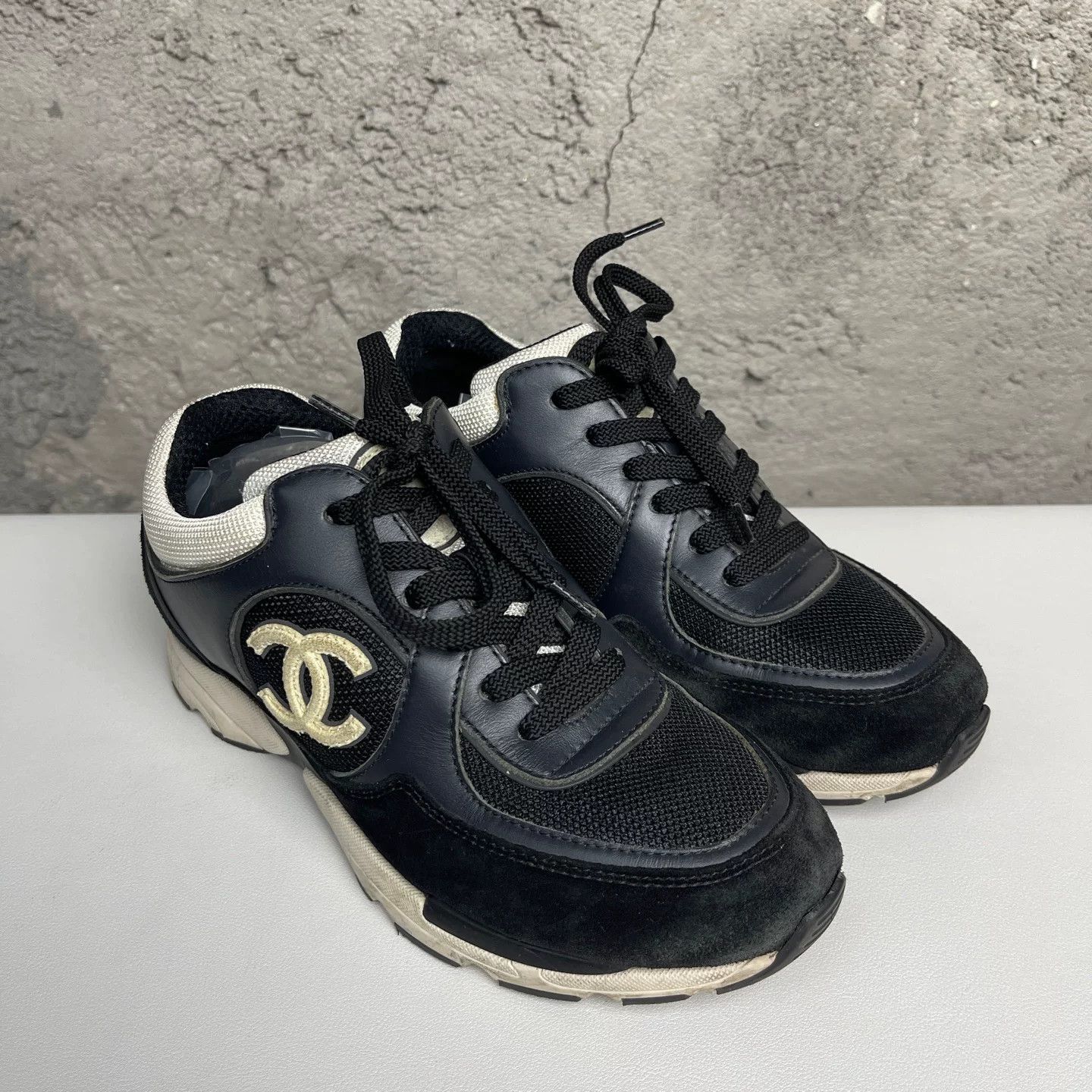 Chanel Chanel CC Logo Low-Top Sneakers Size 37 Size US 6 / IT 36 - 2 Thumbnail