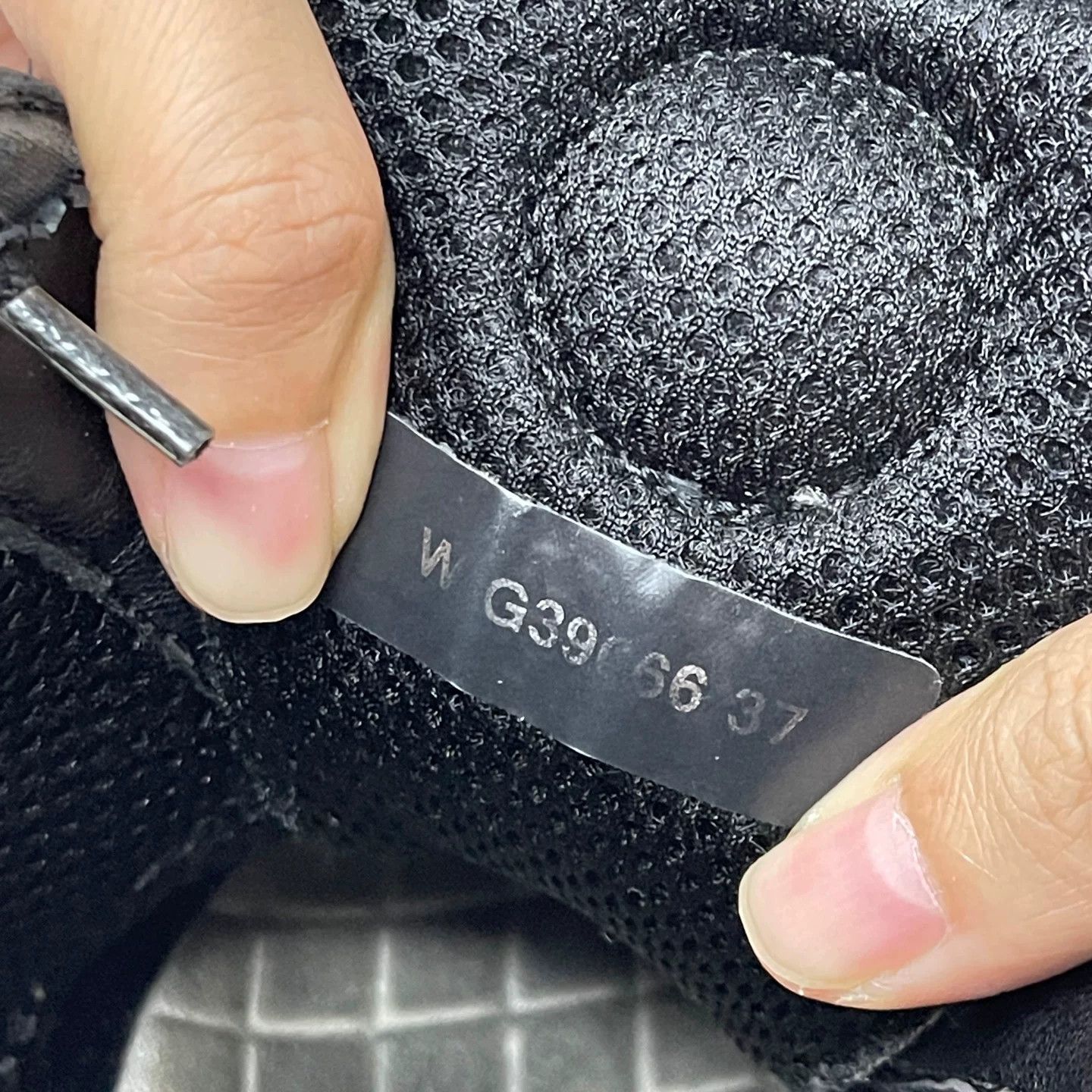 Chanel Chanel CC Logo Low-Top Sneakers Size 37 Size US 6 / IT 36 - 10 Thumbnail