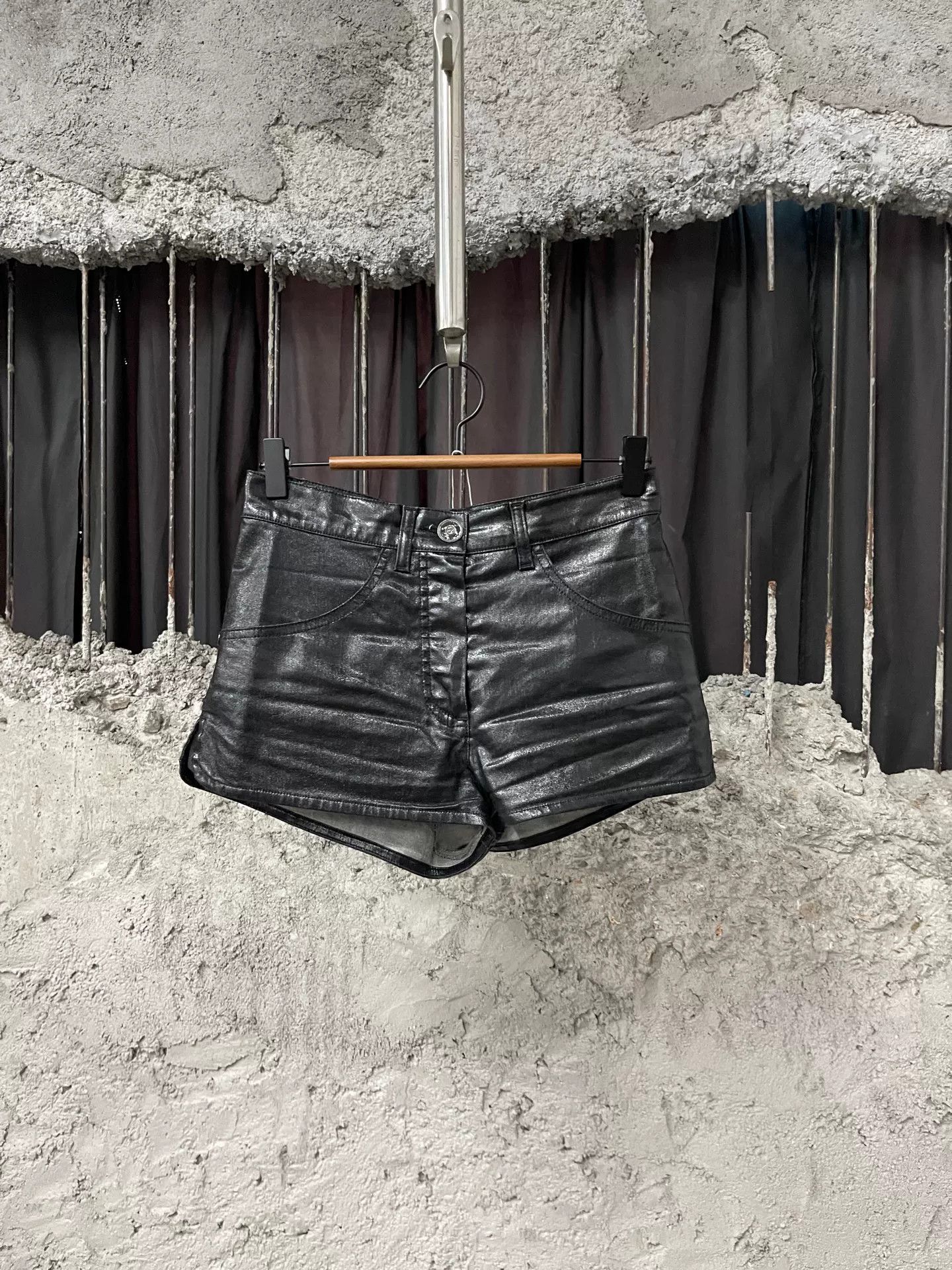 Chanel Chanel Coated Cotton Shorts Size 34 Size 25" / US 0 / IT 36 - 2 Thumbnail
