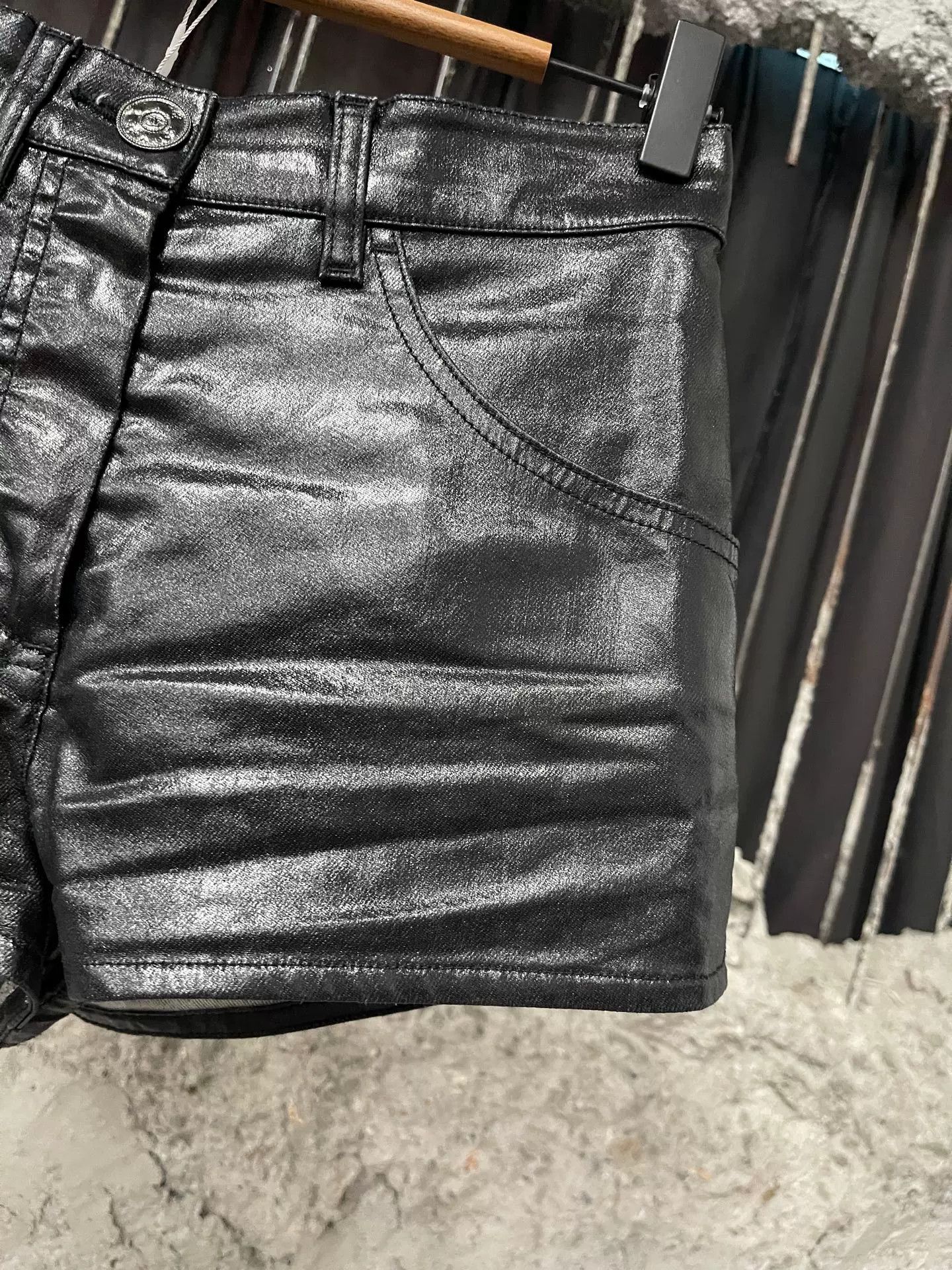 Chanel Chanel Coated Cotton Shorts Size 34 Size 25" / US 0 / IT 36 - 5 Thumbnail