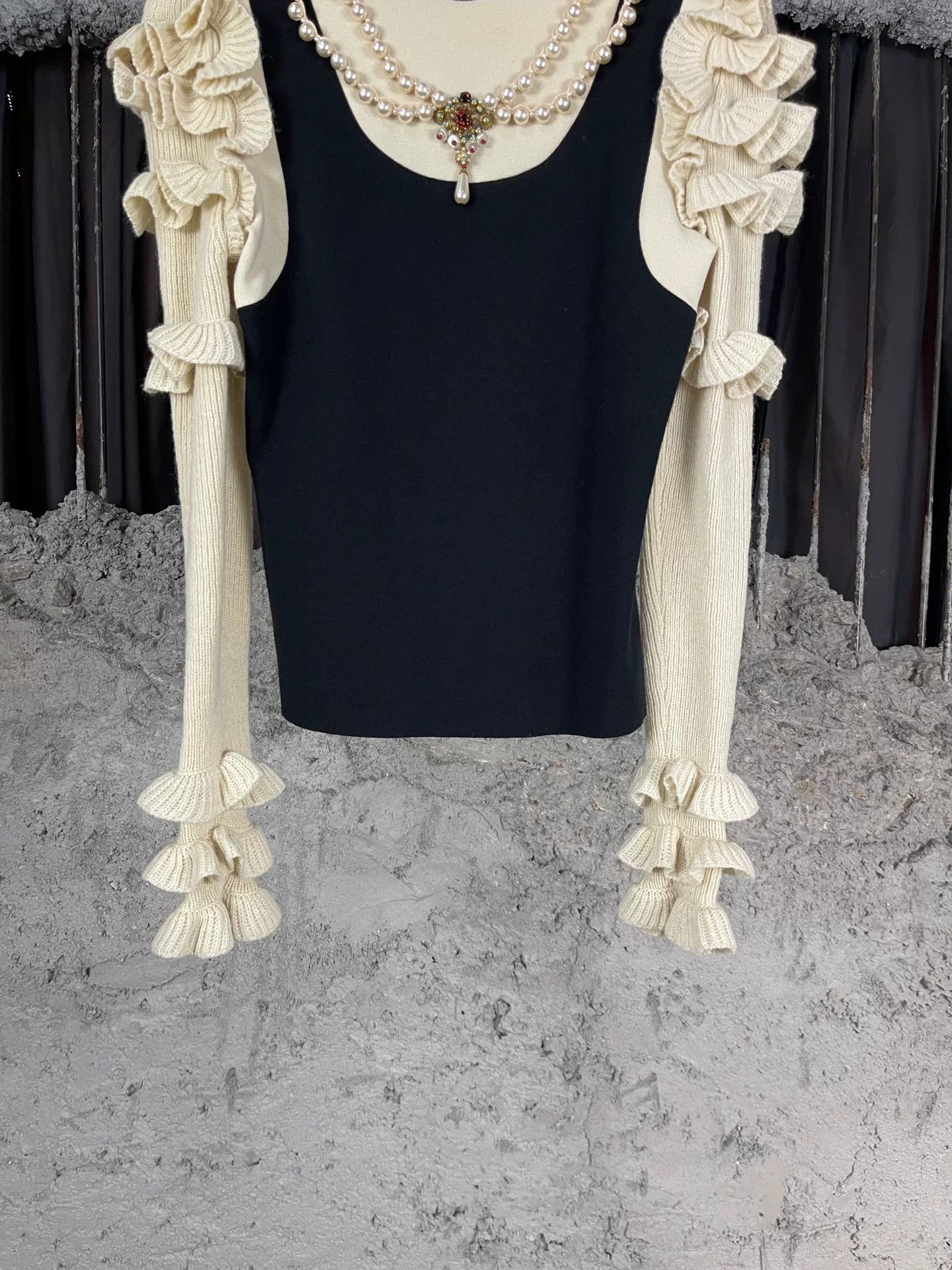 Gucci Gucci Pearl Detail Sweater Size XXS Size XXS / US 00 / IT 34 - 5 Thumbnail