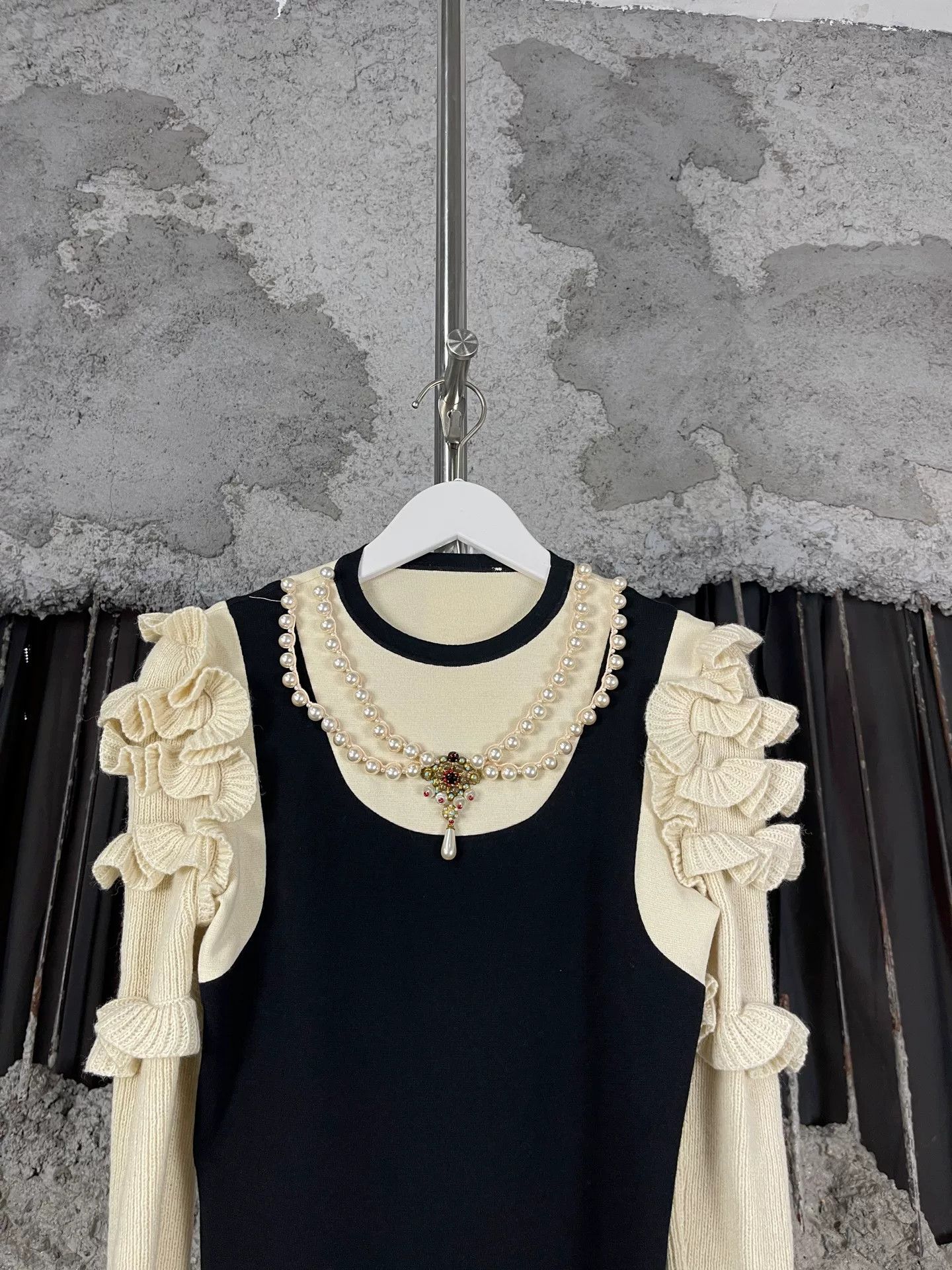 Gucci Gucci Pearl Detail Sweater Size XXS Size XXS / US 00 / IT 34 - 4 Thumbnail