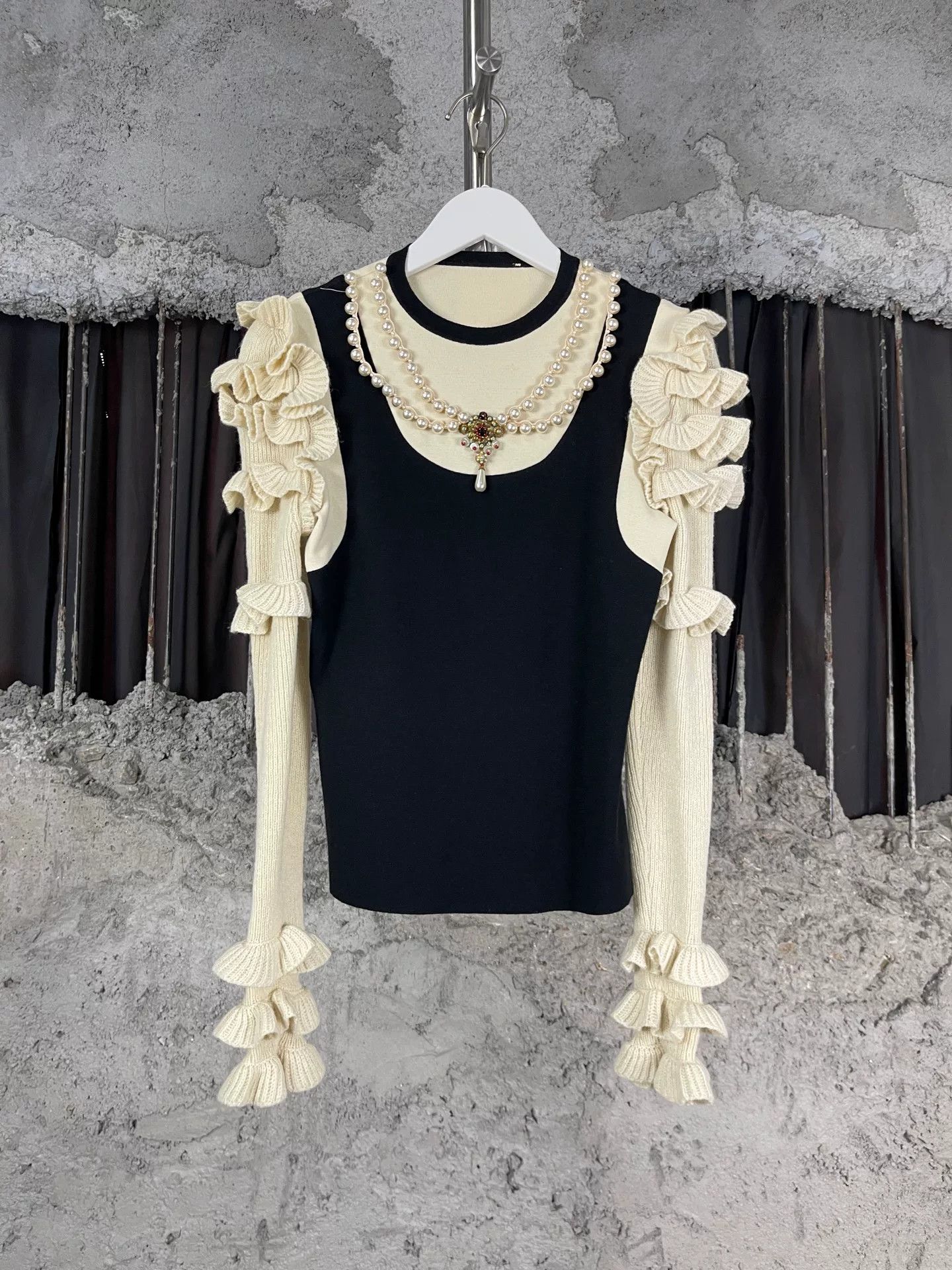 Gucci Gucci Pearl Detail Sweater Size XXS Size XXS / US 00 / IT 34 - 2 Thumbnail