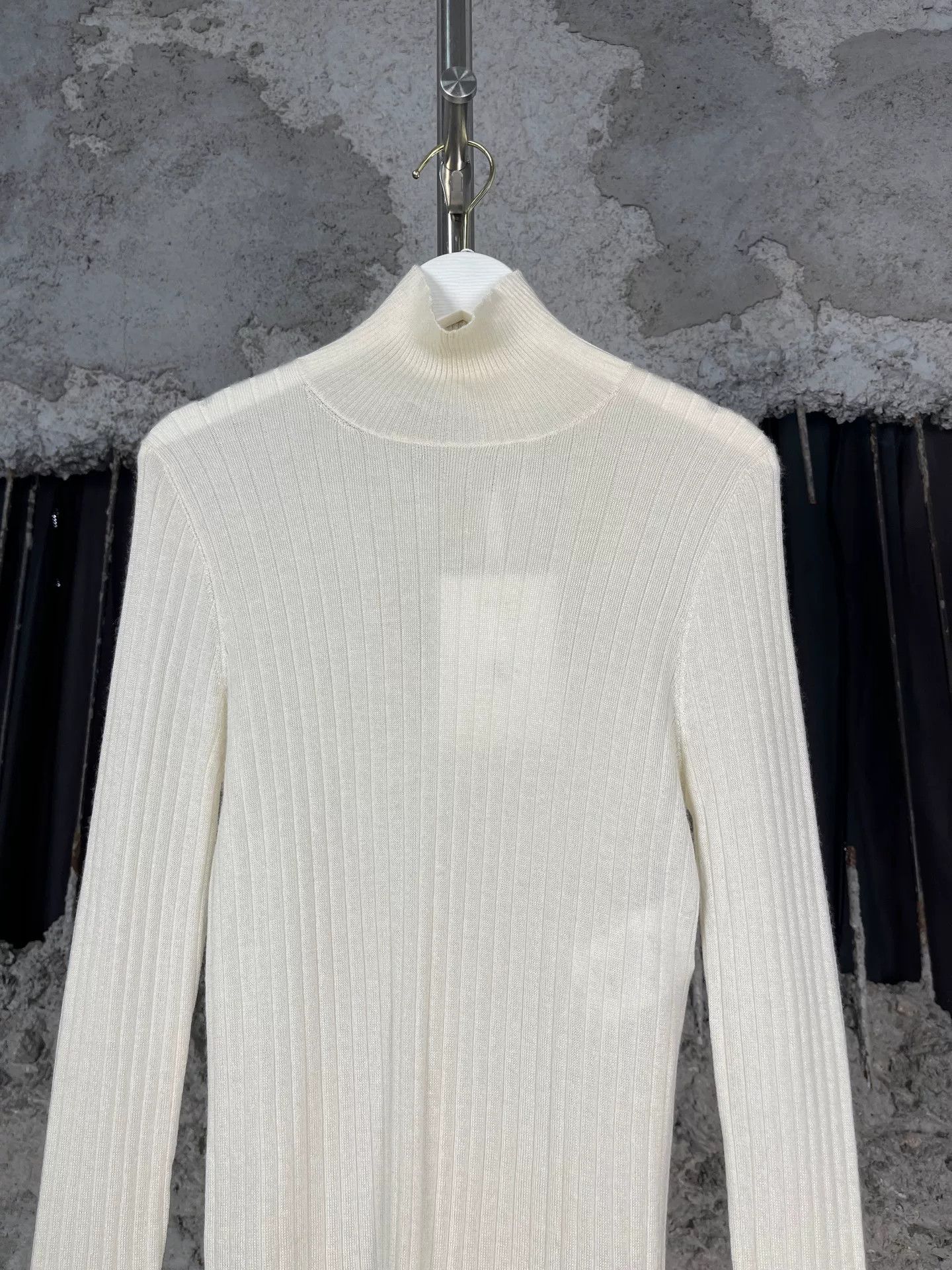Dior Dior Bee Embroidery Ribbed Turtleneck Sweater Size 38 Size S / US 4 / IT 40 - 4 Thumbnail