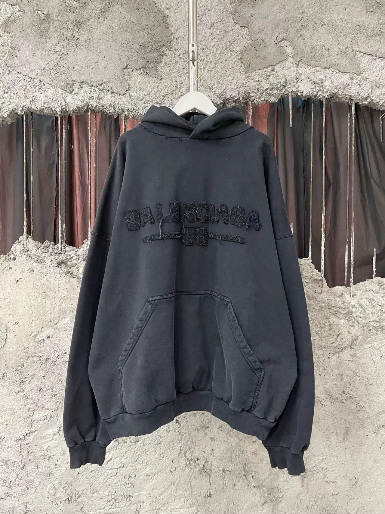 Balenciaga Balenciaga Distressed Logo Hoodie Size M Size US M / EU 48-50 / 2 - 2 Thumbnail