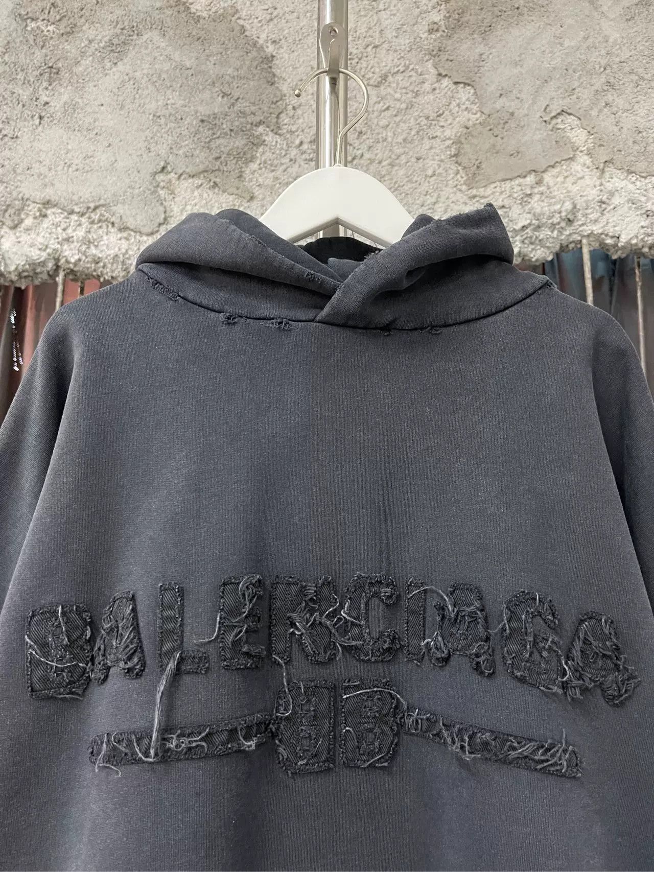 Balenciaga Balenciaga Distressed Logo Hoodie Size M Size US M / EU 48-50 / 2 - 6 Thumbnail