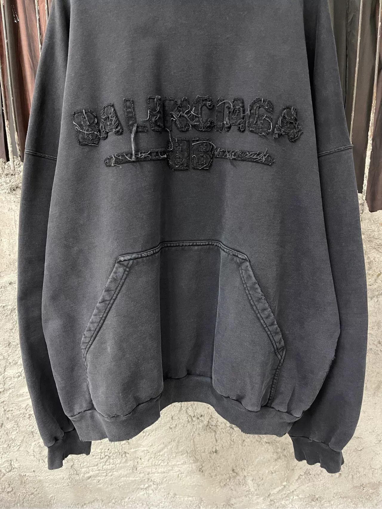 Balenciaga Balenciaga Distressed Logo Hoodie Size M Size US M / EU 48-50 / 2 - 5 Thumbnail