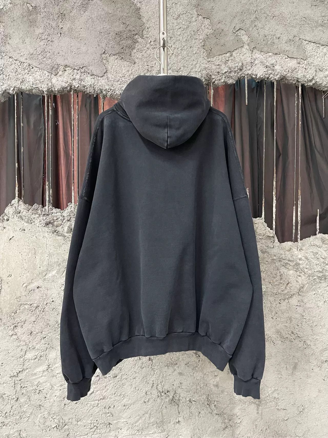 Balenciaga Balenciaga Distressed Logo Hoodie Size M Size US M / EU 48-50 / 2 - 3 Thumbnail