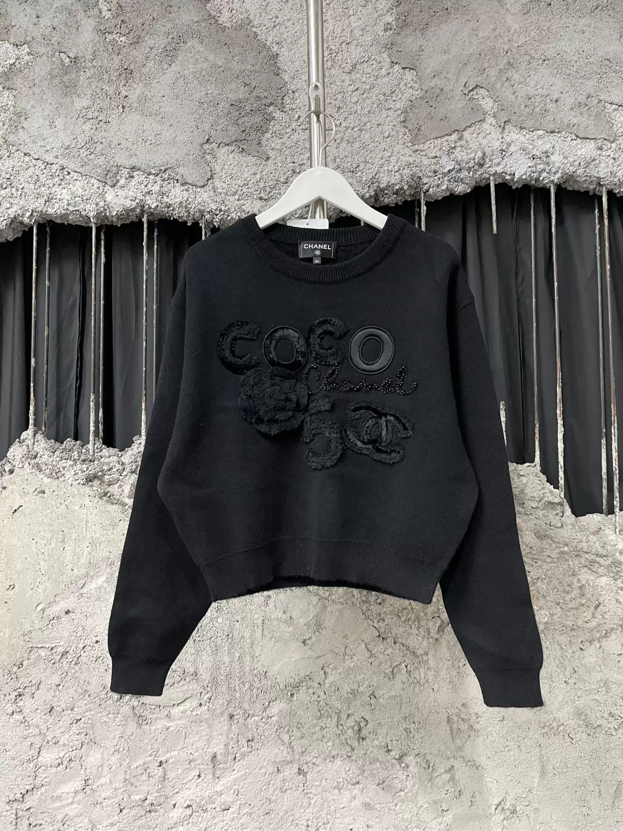 Chanel Chanel Coco Logo Appliqué Sweater Size 34 Size XS / US 0-2 / IT 36-38 - 2 Thumbnail