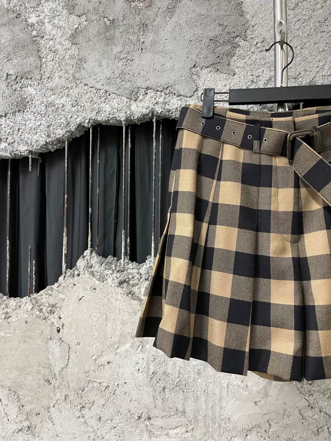 Dior Dior Plaid Wool Pleated Shorts Size 36 Size 26" / US 2 / IT 38 - 4 Thumbnail