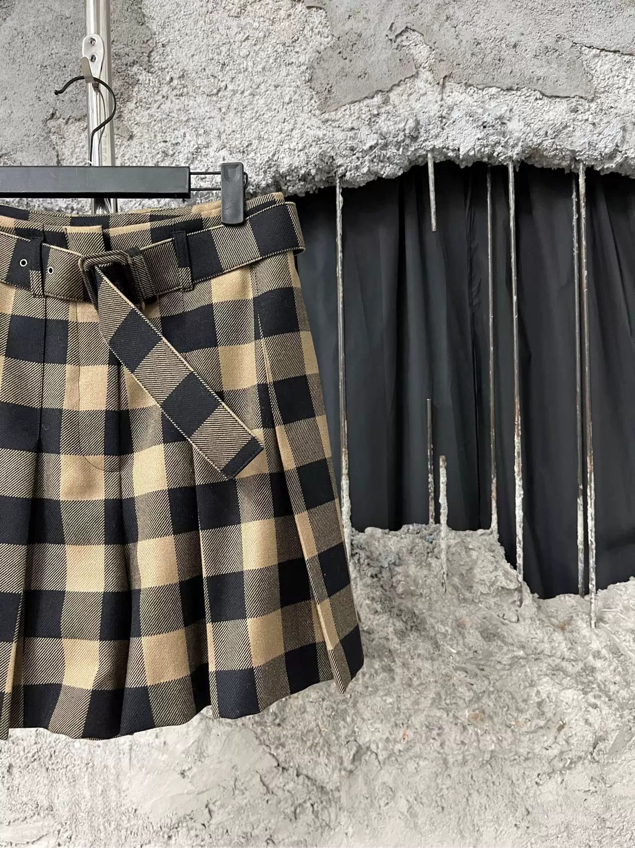 Dior Dior Plaid Wool Pleated Shorts Size 36 Size 26" / US 2 / IT 38 - 5 Thumbnail