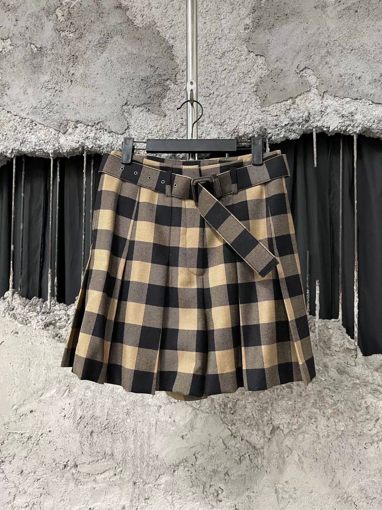Dior Dior Plaid Wool Pleated Shorts Size 36 Size 26" / US 2 / IT 38 - 2 Thumbnail