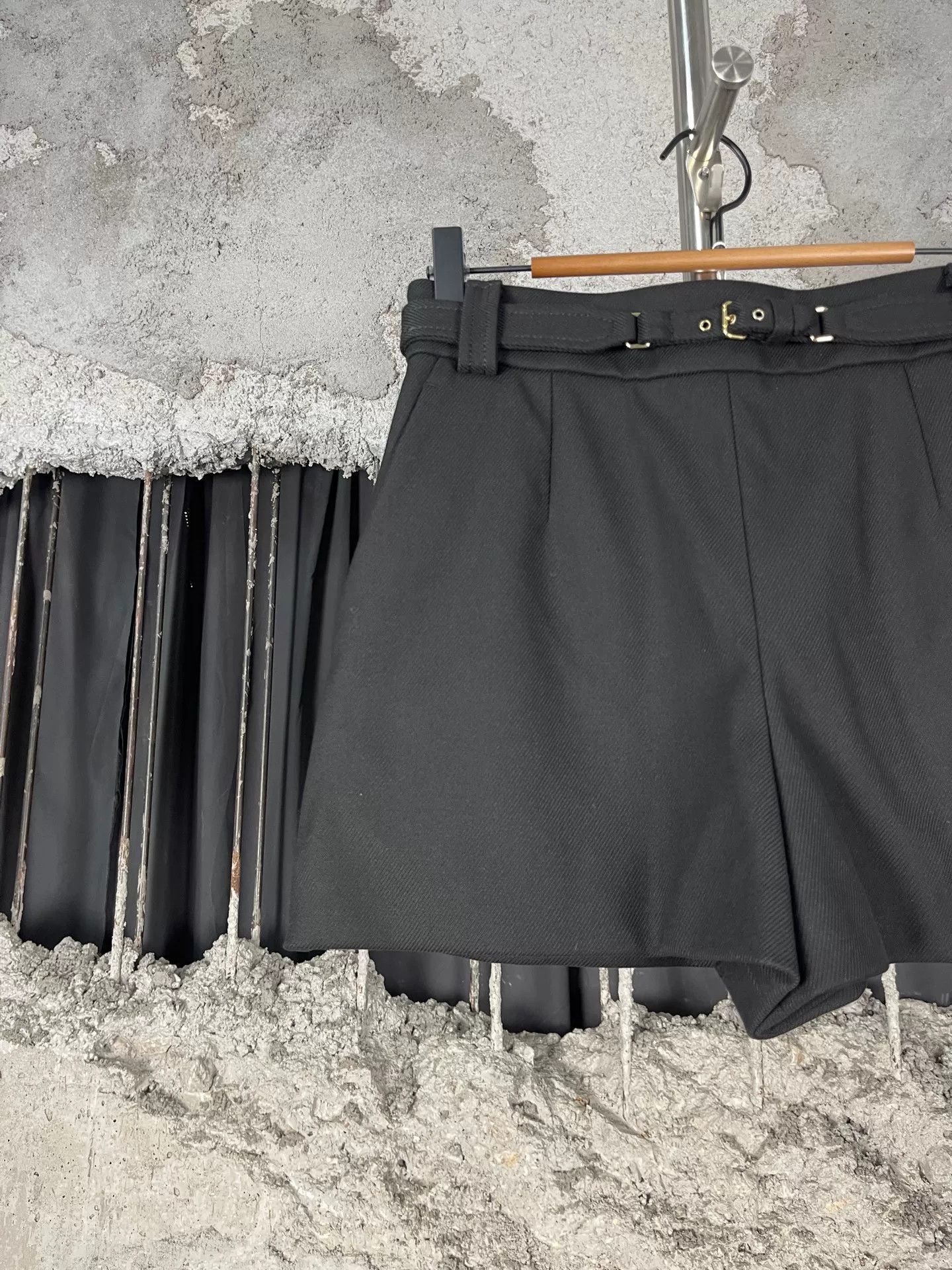 RED Valentino Red Valentino Black Belted Shorts Size 40 Size 27" / US 4 / IT 40 - 4 Thumbnail