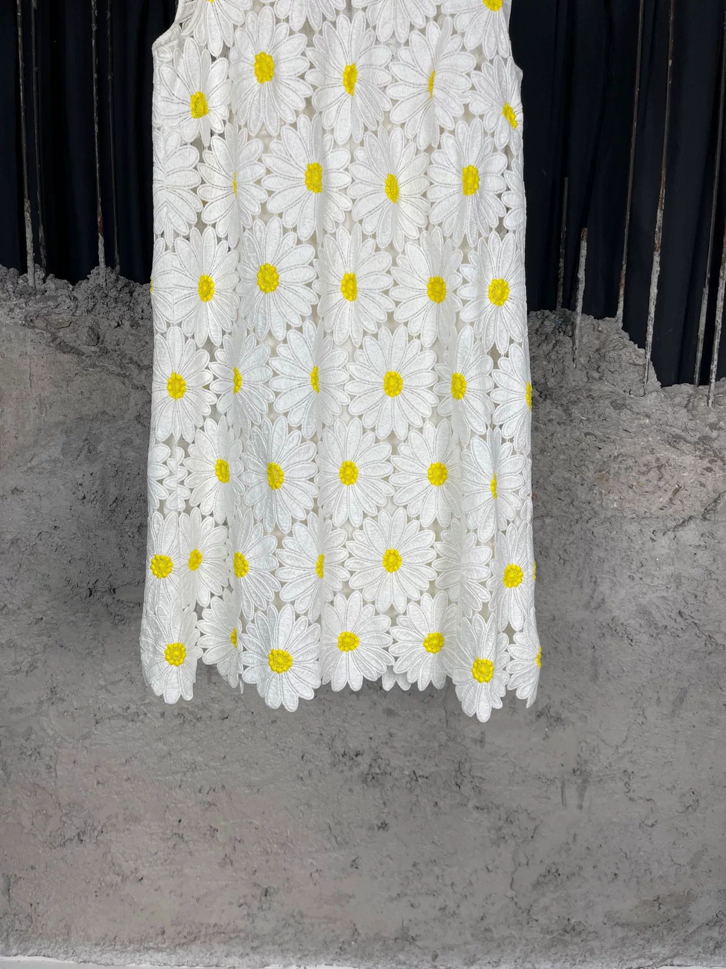 Dolce & Gabbana Dolce & Gabbana Daisy Embroidered Mini Dress Size 40 Size S / US 4 / IT 40 - 5 Thumbnail