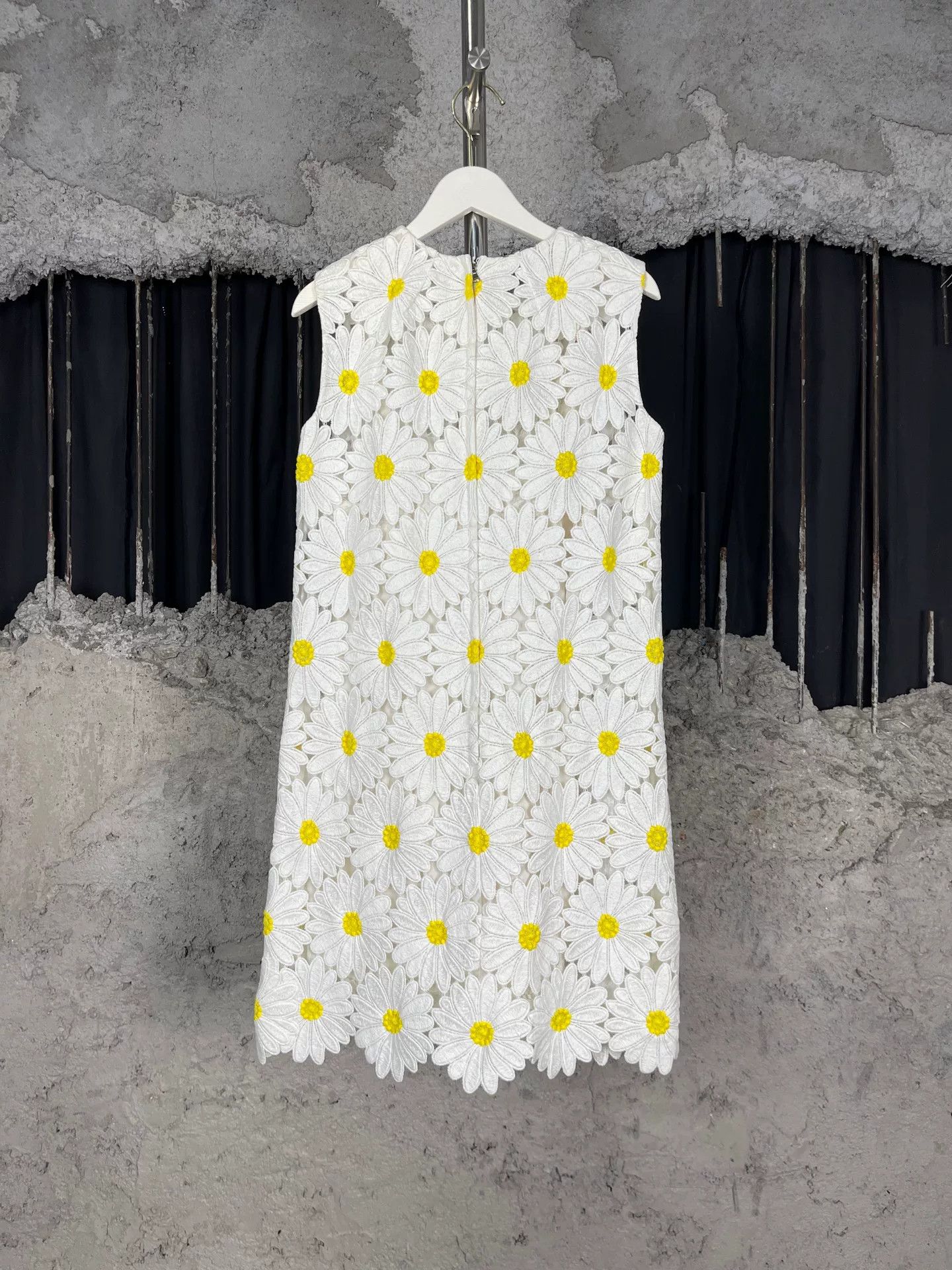 Dolce & Gabbana Dolce & Gabbana Daisy Embroidered Mini Dress Size 40 Size S / US 4 / IT 40 - 3 Thumbnail