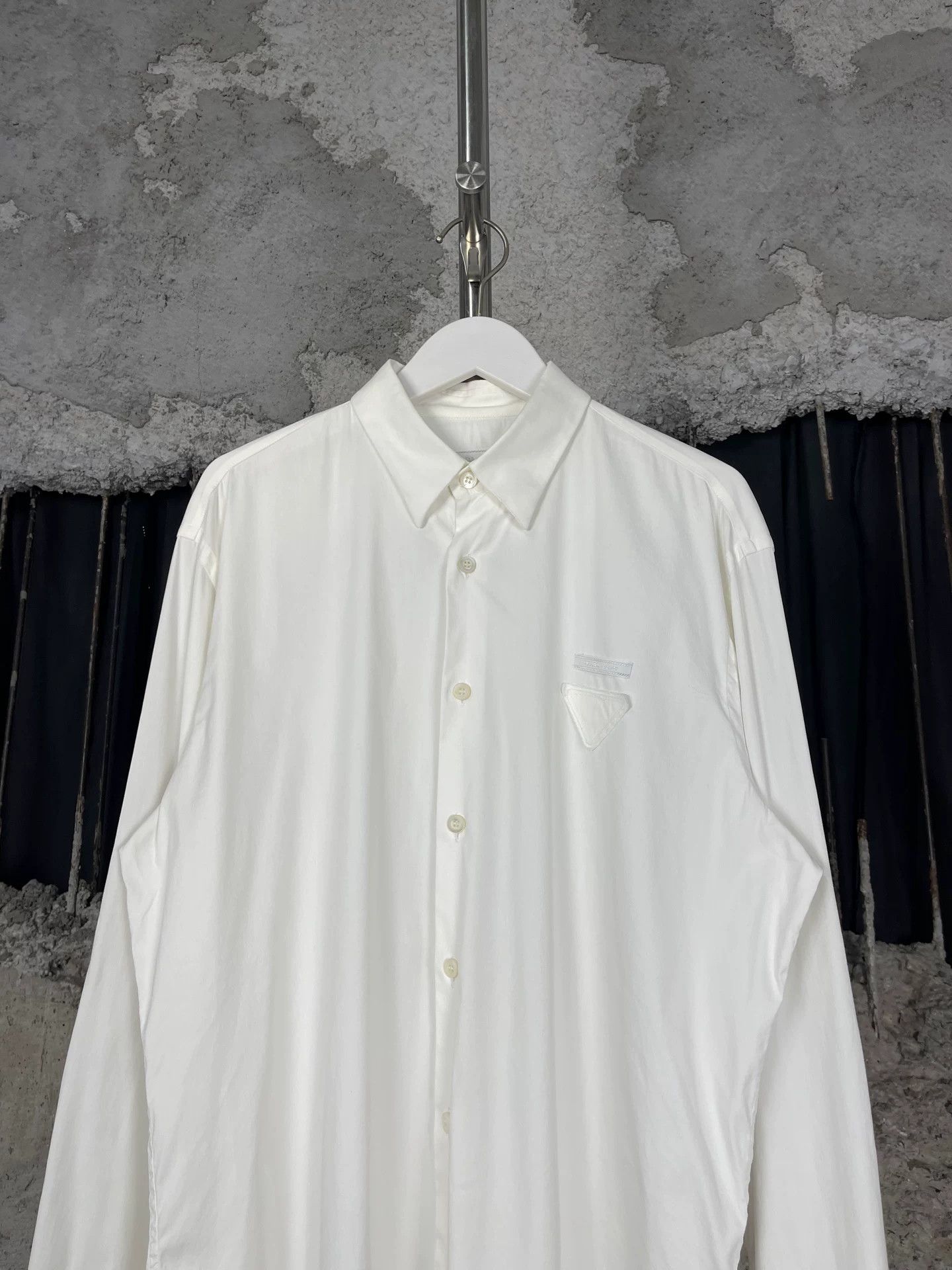 Prada Prada Logo Patch Button Up Shirt Size M Size US M / EU 48-50 / 2 - 4 Thumbnail