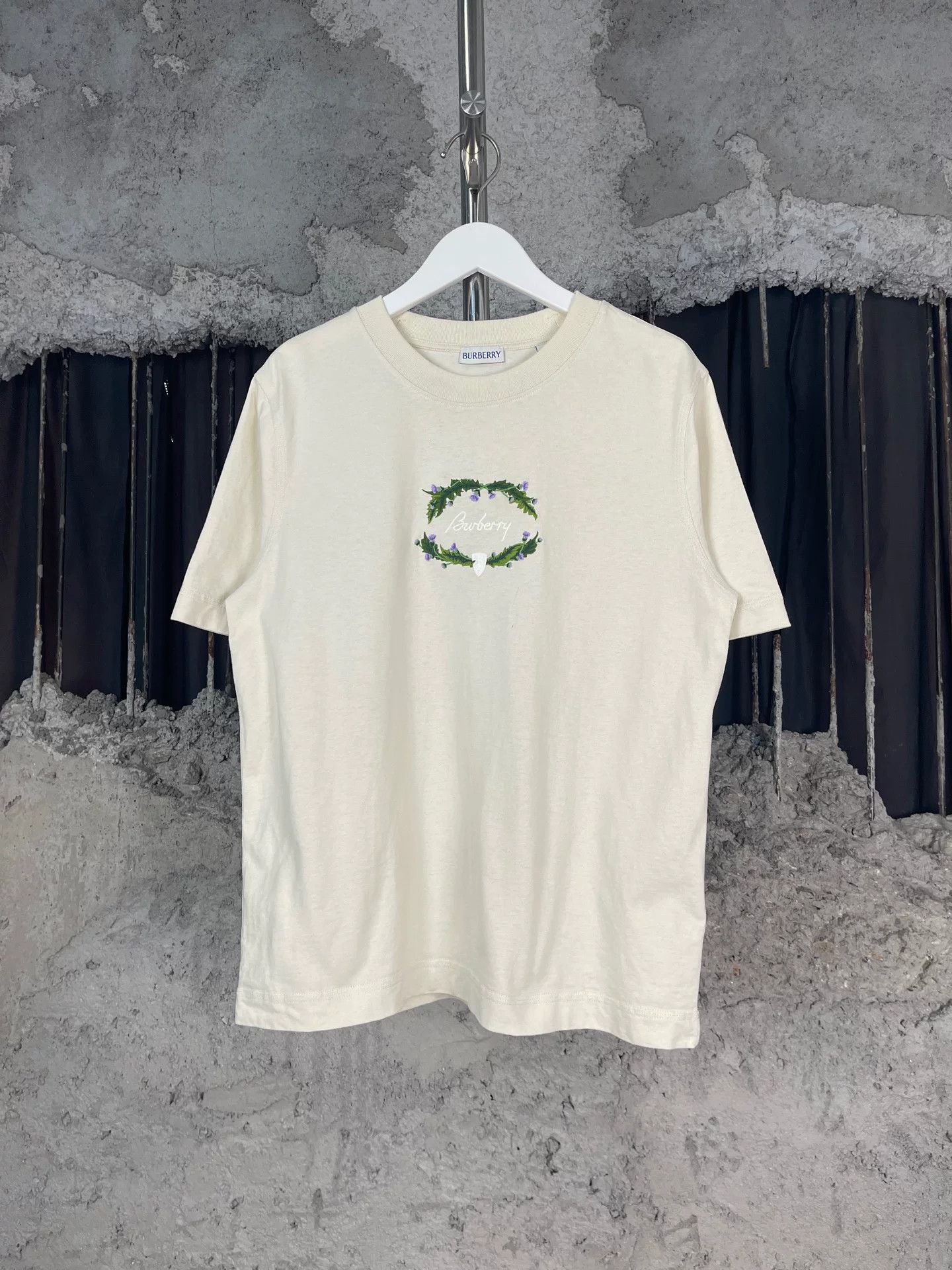 Burberry Burberry Embroidered Floral T-Shirt Size M Size US M / EU 48-50 / 2 - 2 Thumbnail