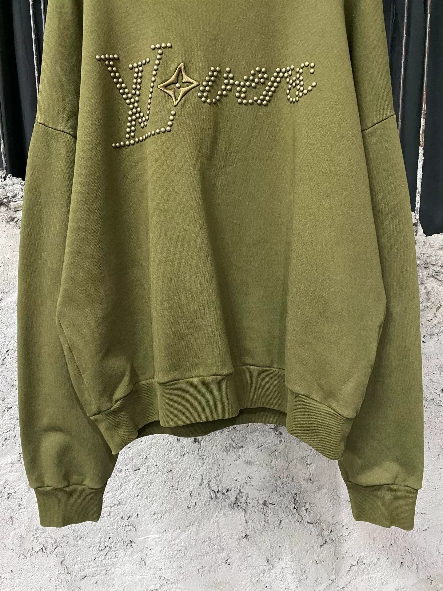 Louis Vuitton Louis Vuitton Pearl Logo Sweatshirt Size M Size US M / EU 48-50 / 2 - 5 Thumbnail