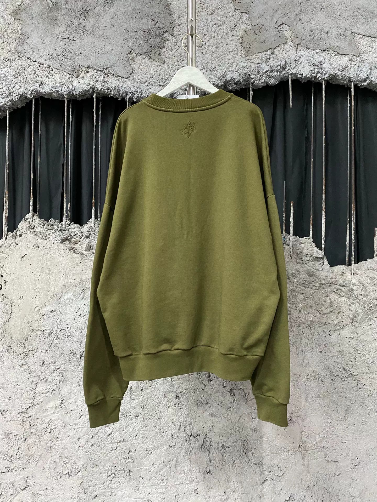 Louis Vuitton Louis Vuitton Pearl Logo Sweatshirt Size M Size US M / EU 48-50 / 2 - 3 Thumbnail