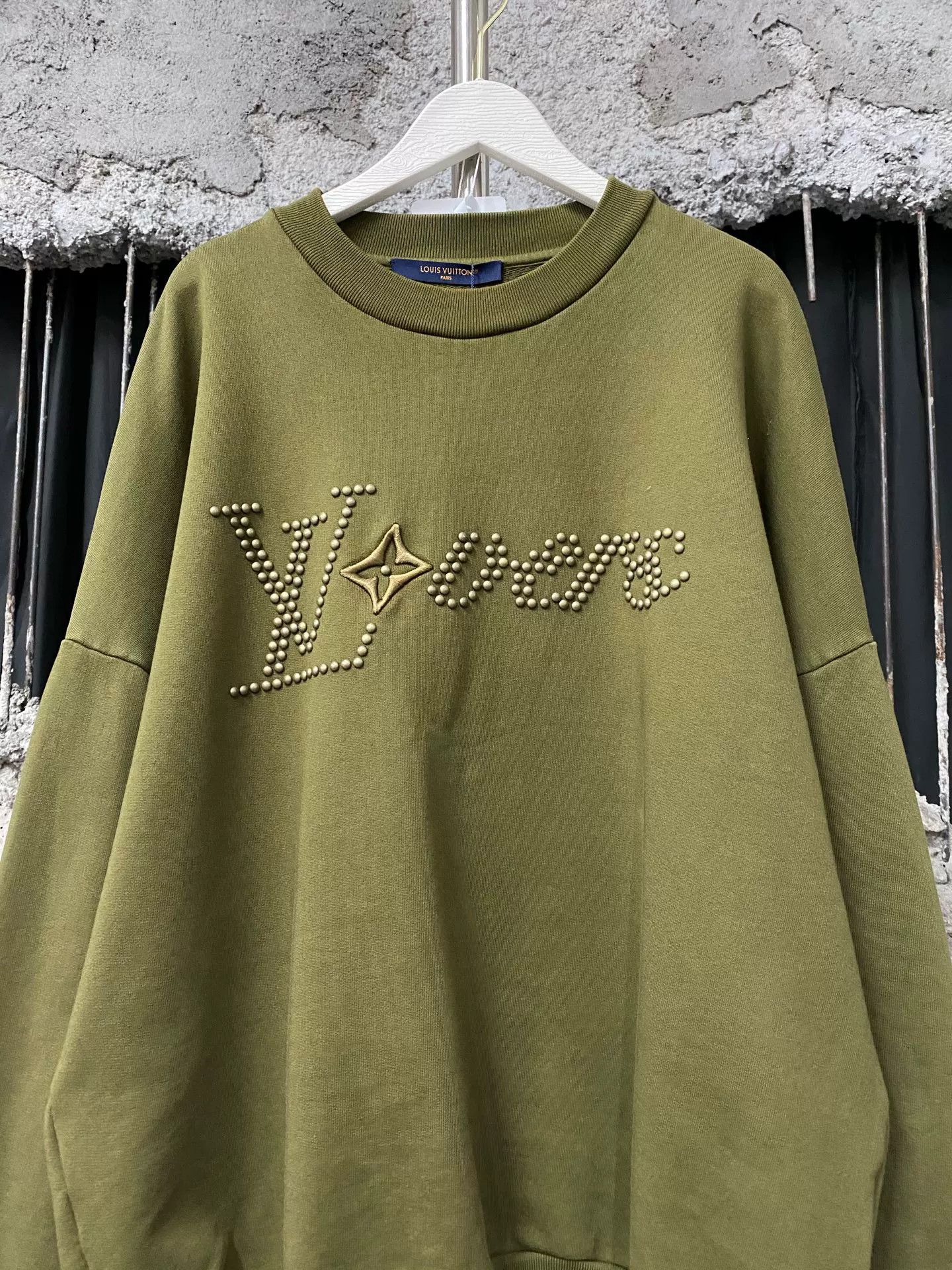 Louis Vuitton Louis Vuitton Pearl Logo Sweatshirt Size M Size US M / EU 48-50 / 2 - 4 Thumbnail
