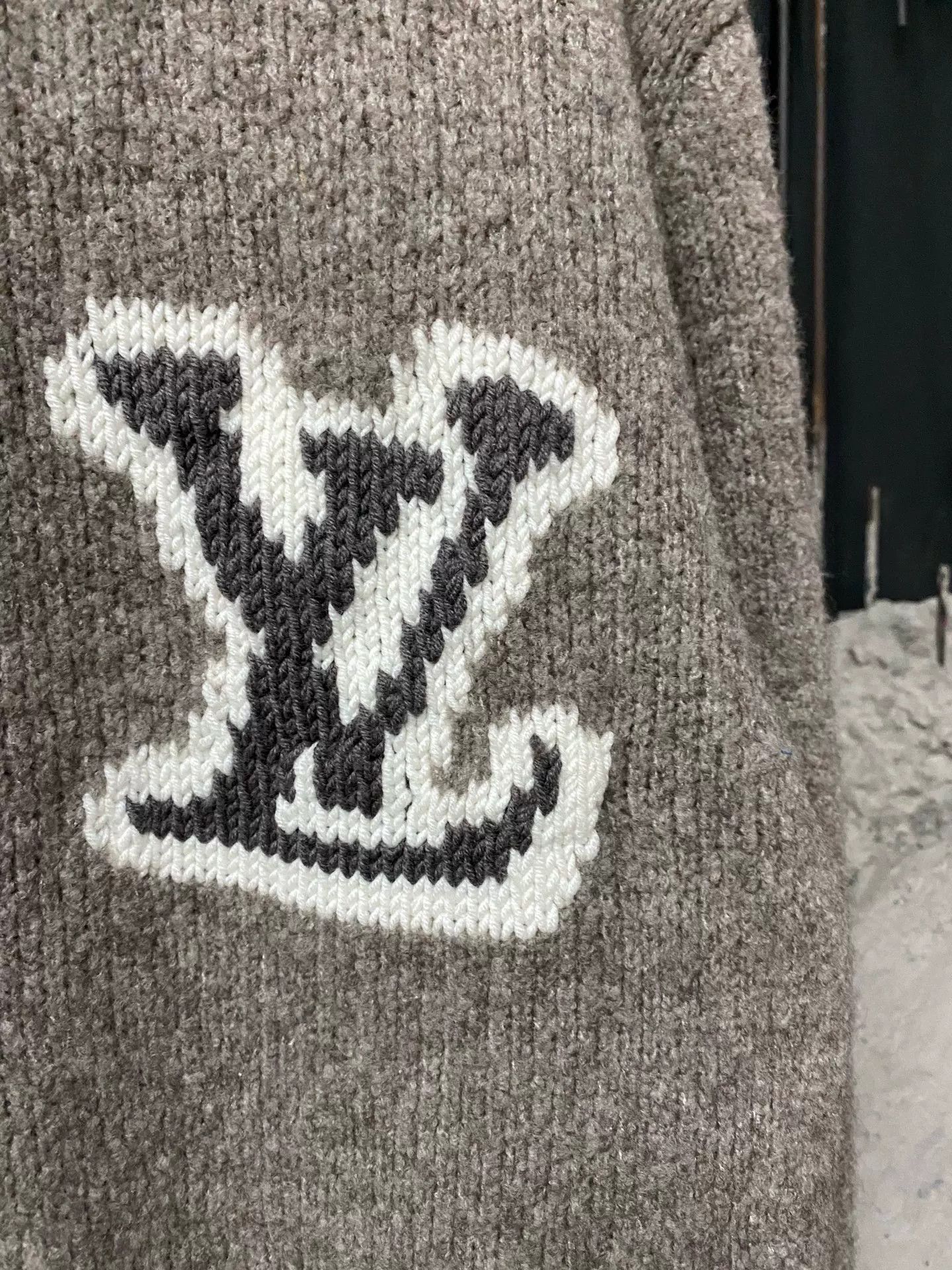 Louis Vuitton Louis Vuitton LV Logo Knit Sweater Size L Size US L / EU 52-54 / 3 - 6 Thumbnail