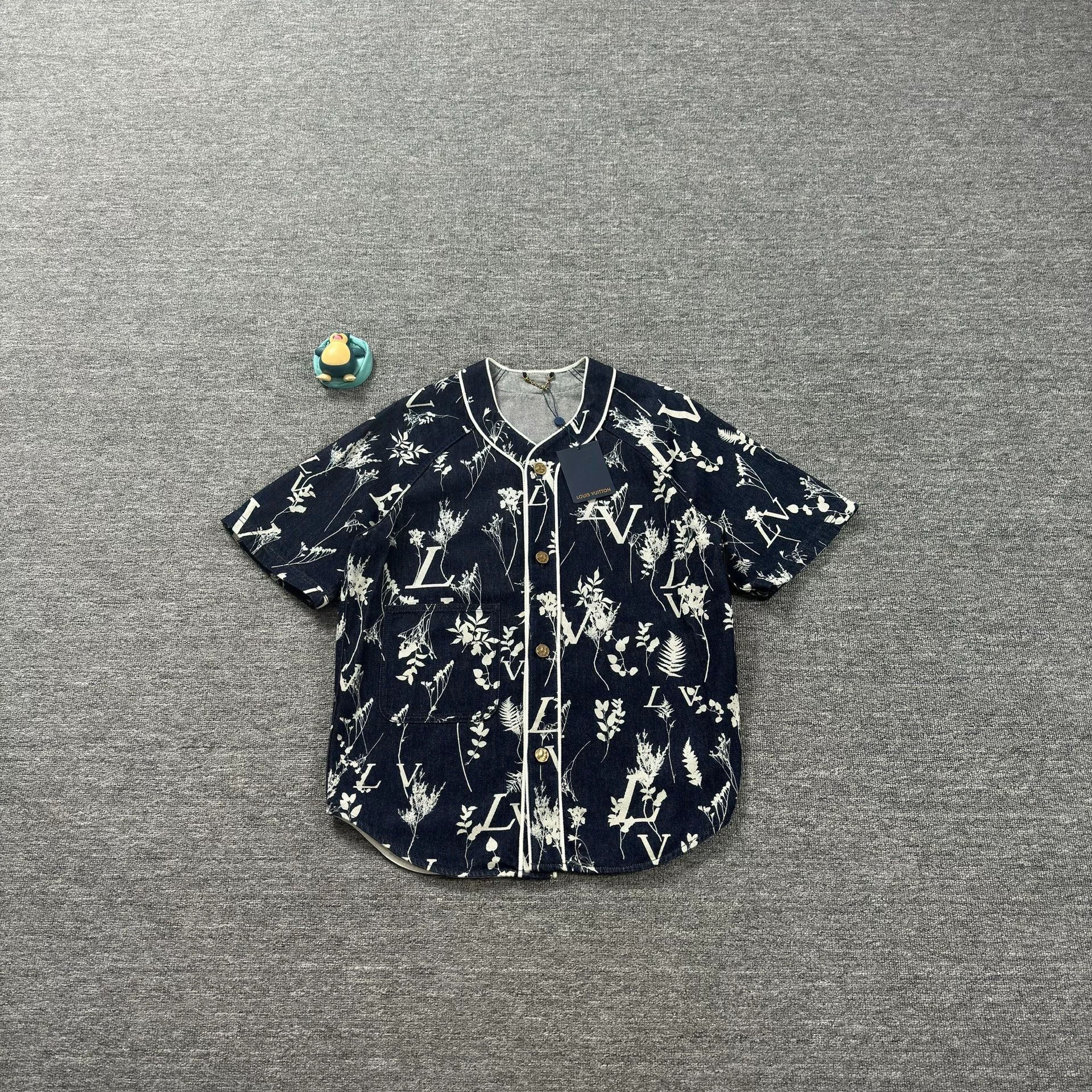 Louis Vuitton Louis Vuitton Floral Button Up Shirt M Size US M / EU 48-50 / 2 - 2 Thumbnail