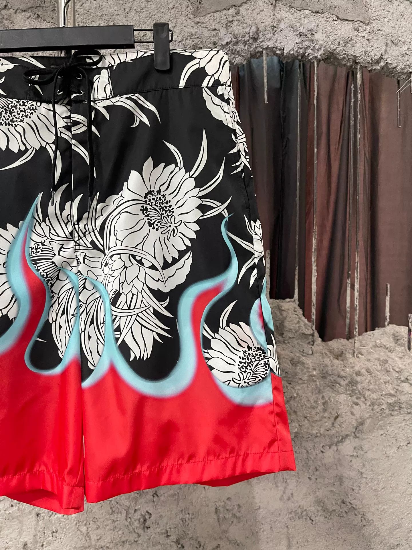 Prada Prada Flame Floral Print Shorts Size 50 Size US 34 / EU 50 - 5 Thumbnail