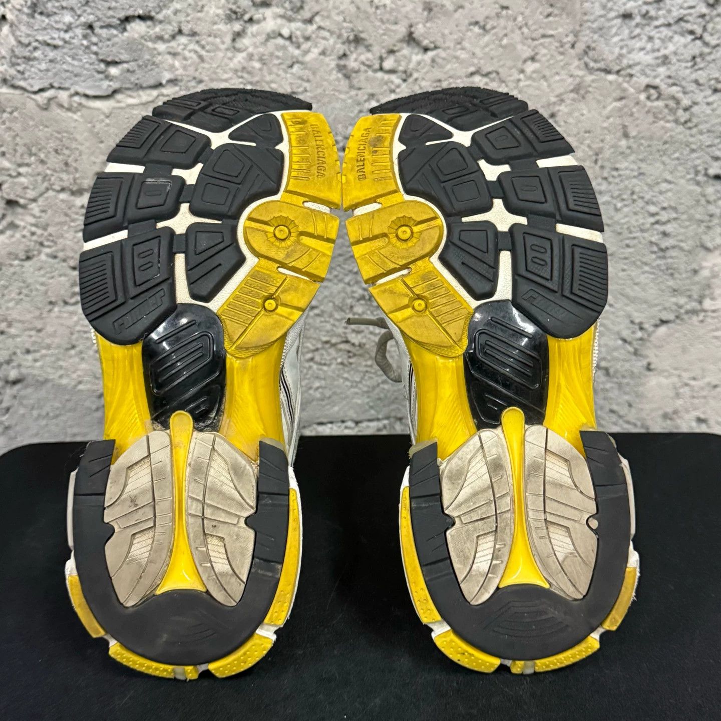 Balenciaga Balenciaga Yellow Accent Runner Sneakers Size 37 Size US 7 / IT 37 - 8 Thumbnail