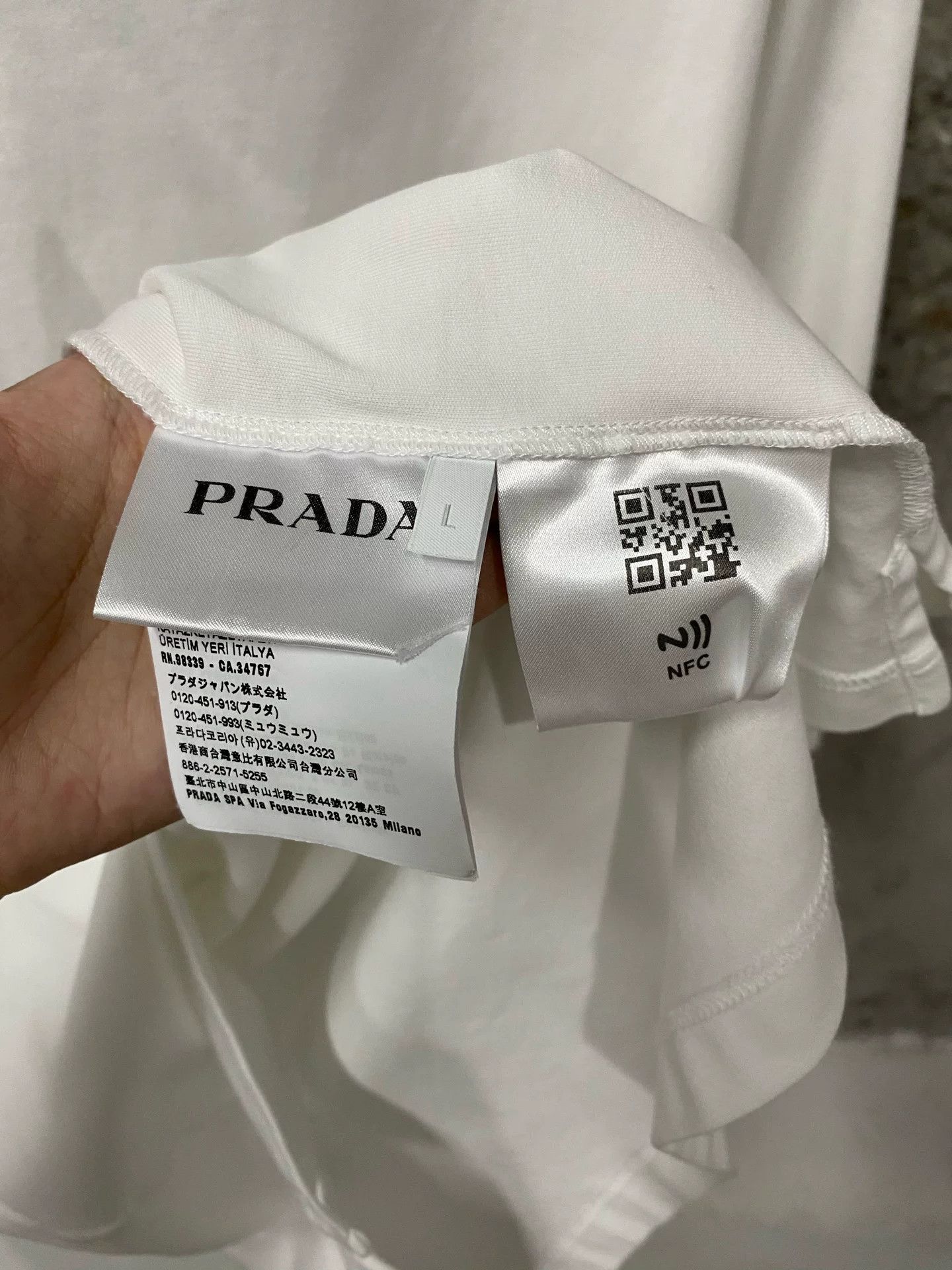 Prada Prada Logo Patch T-Shirt Size L Size US L / EU 52-54 / 3 - 8 Thumbnail