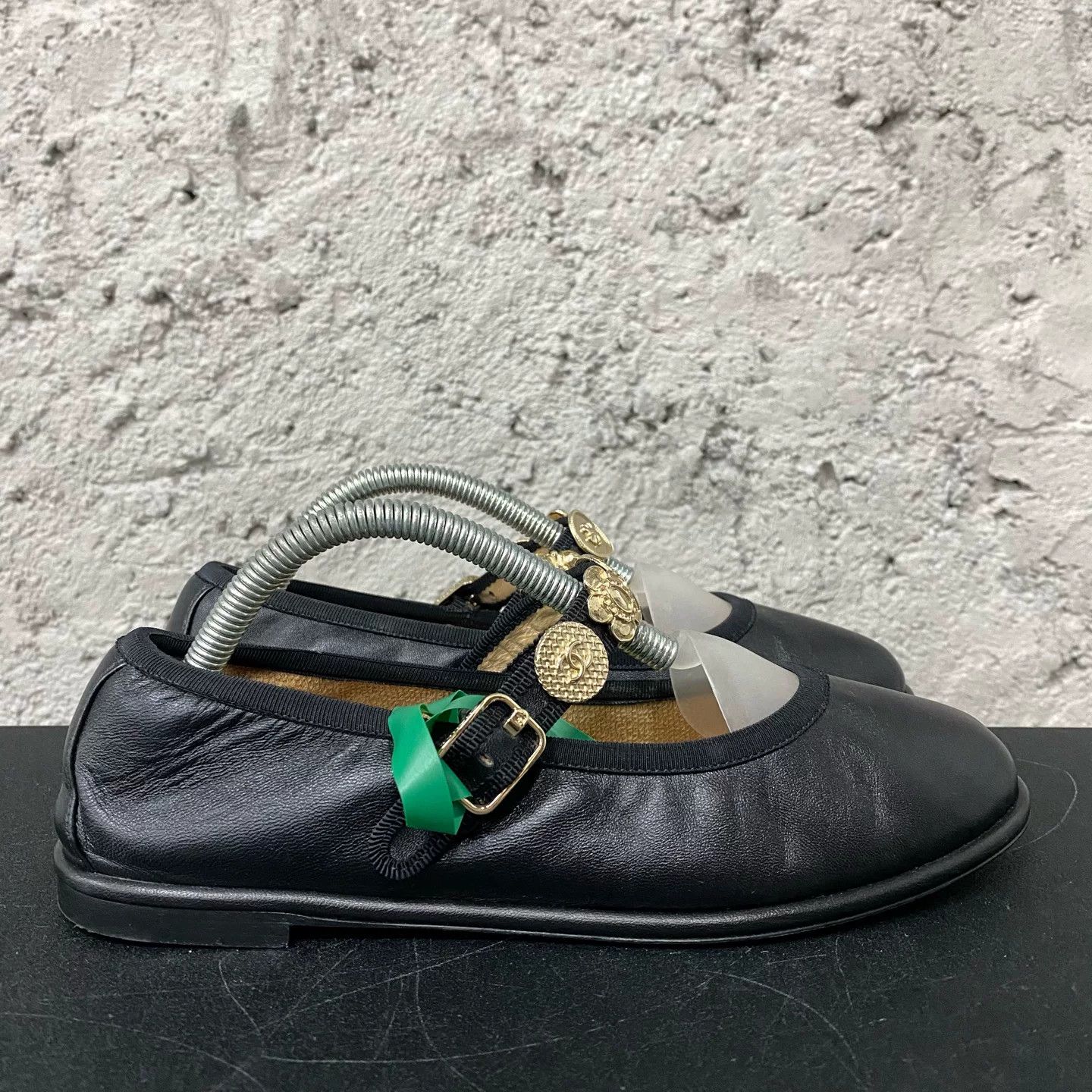 Chanel Chanel Emblem Mary Jane Flats Size 38 Size US 8 / IT 38 - 2 Thumbnail
