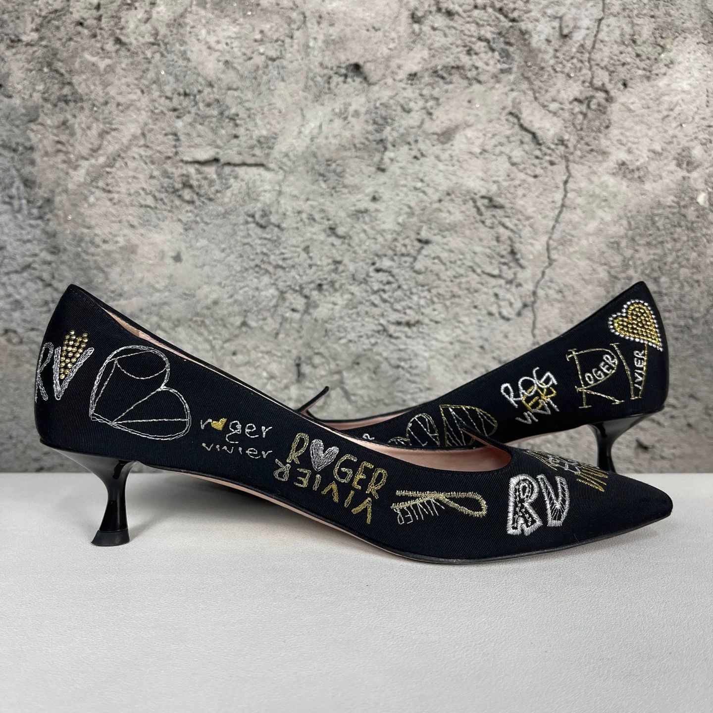 Roger Vivier Roger Vivier Embroidered Kitten Heel Pumps Size 36 Size US 6 / IT 36 - 6 Thumbnail