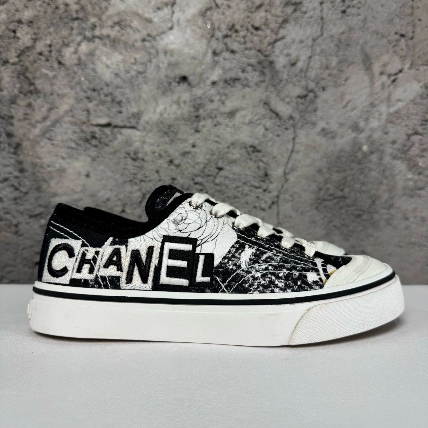 Chanel Chanel Logo Print Low-Top Sneakers Size 36 Size US 6 / IT 36 - 3 Thumbnail